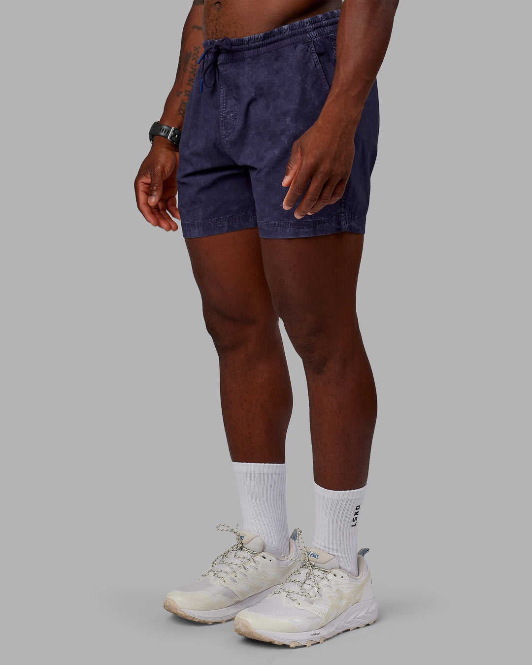 Man wearing Washed Daily 5&quot; Shorts - Midnight Blue