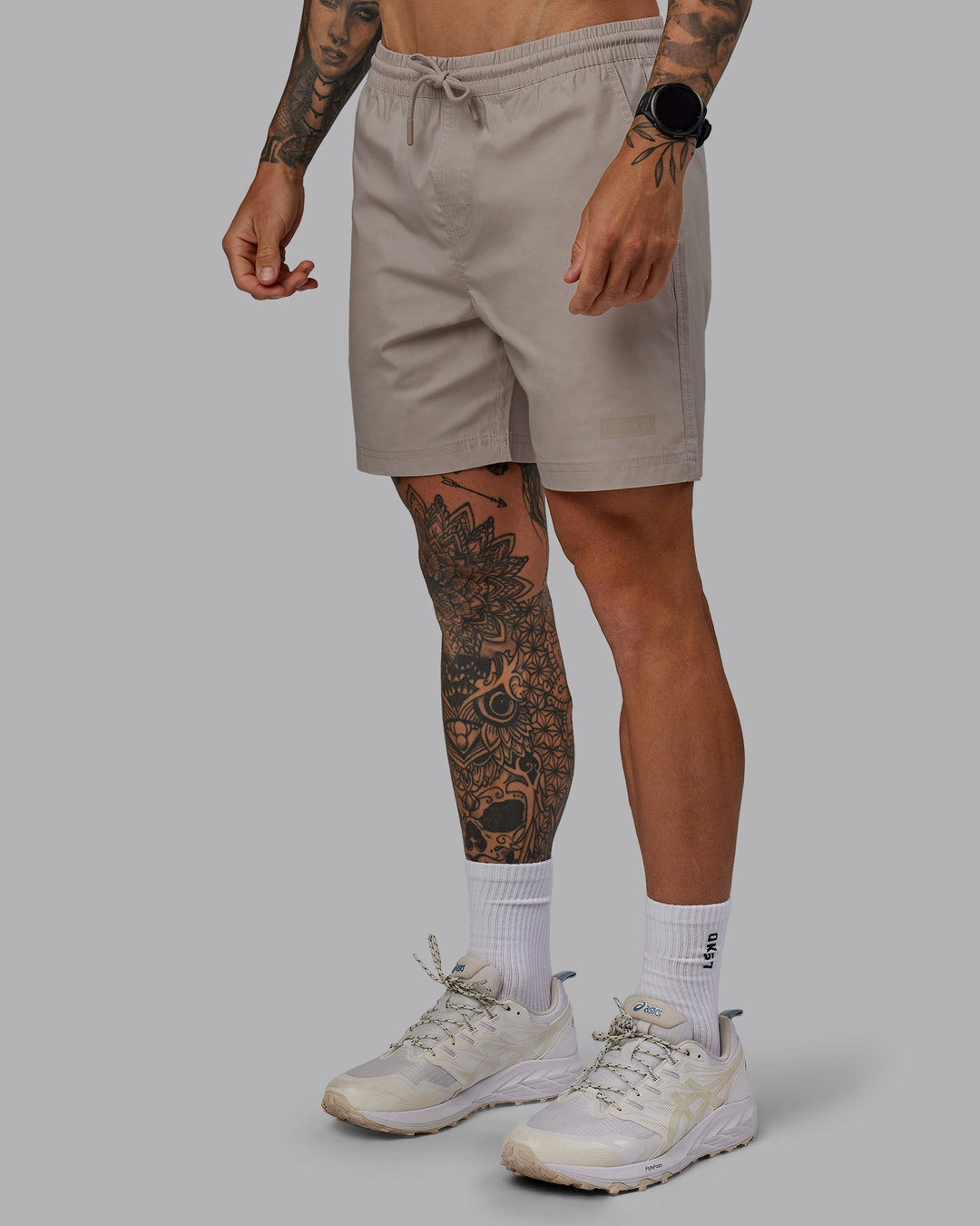 Man wearing Daily 7&quot; Shorts - Shale Beige