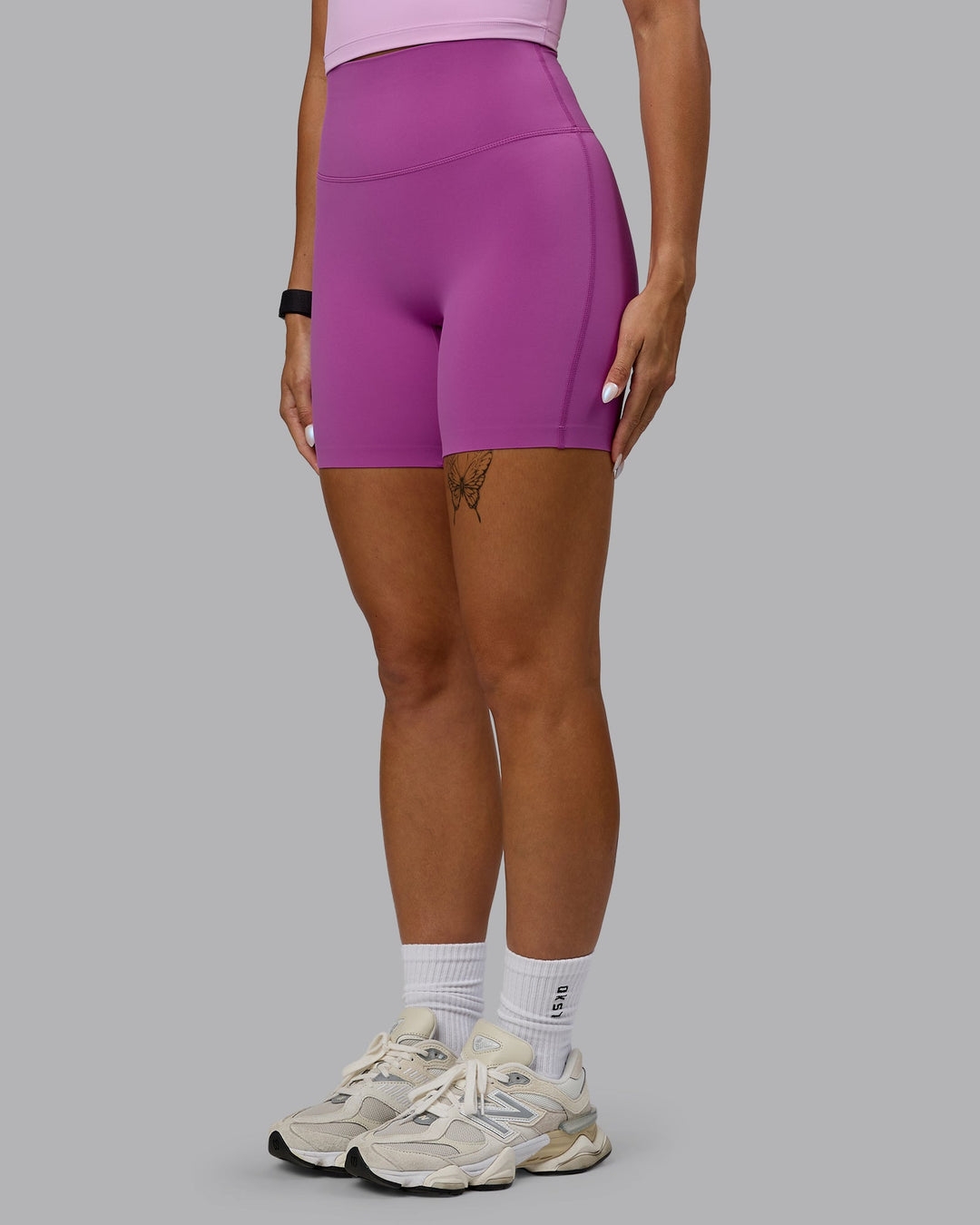 Woman wearing Elixir Mid Short Tights - Orchid