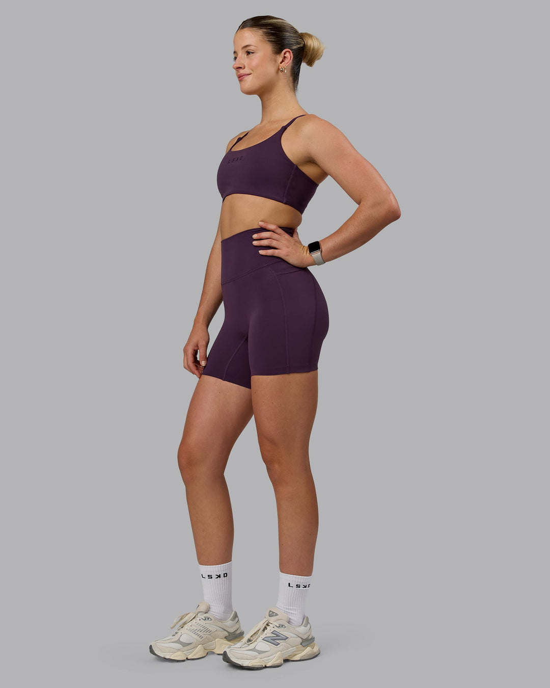 Woman wearing Elixir Mid Short Tights With Pockets - Midnight Plum