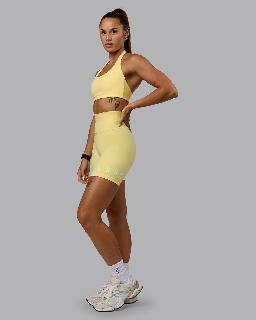 Woman wearing Evolved Mid Short Tights - Lemon-White