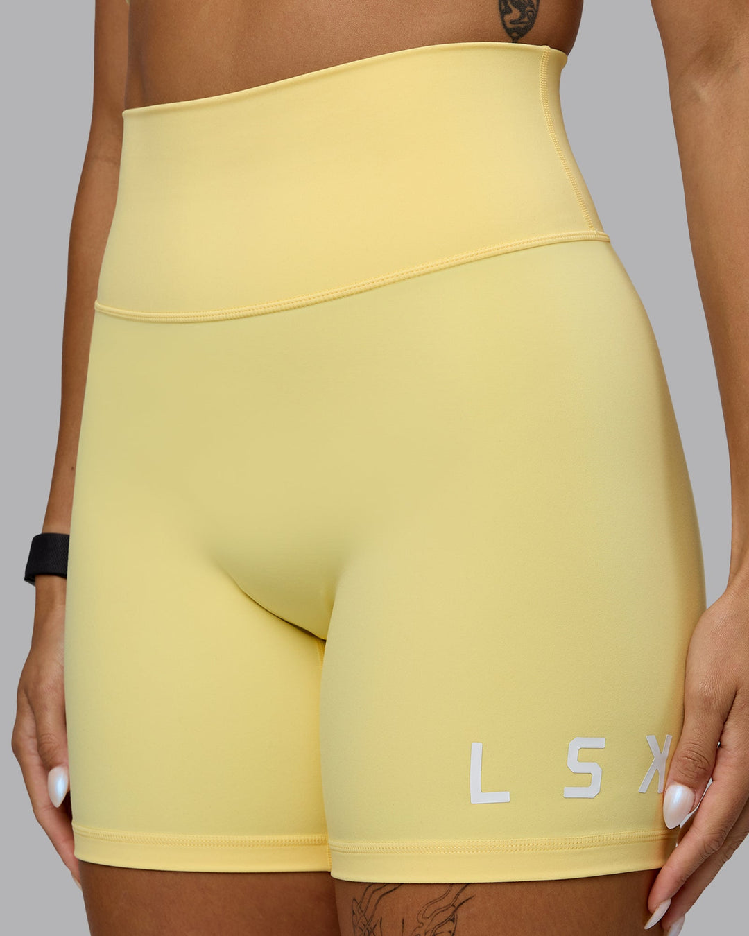 Woman wearing Evolved Mid Short Tights - Lemon-White