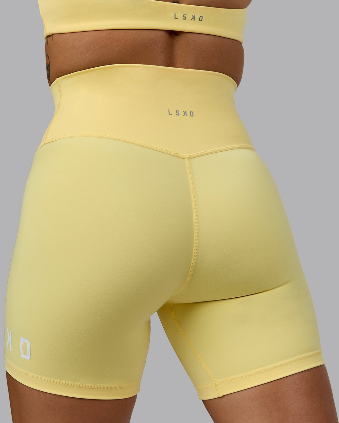 Woman wearing Evolved Mid Short Tights - Lemon-White