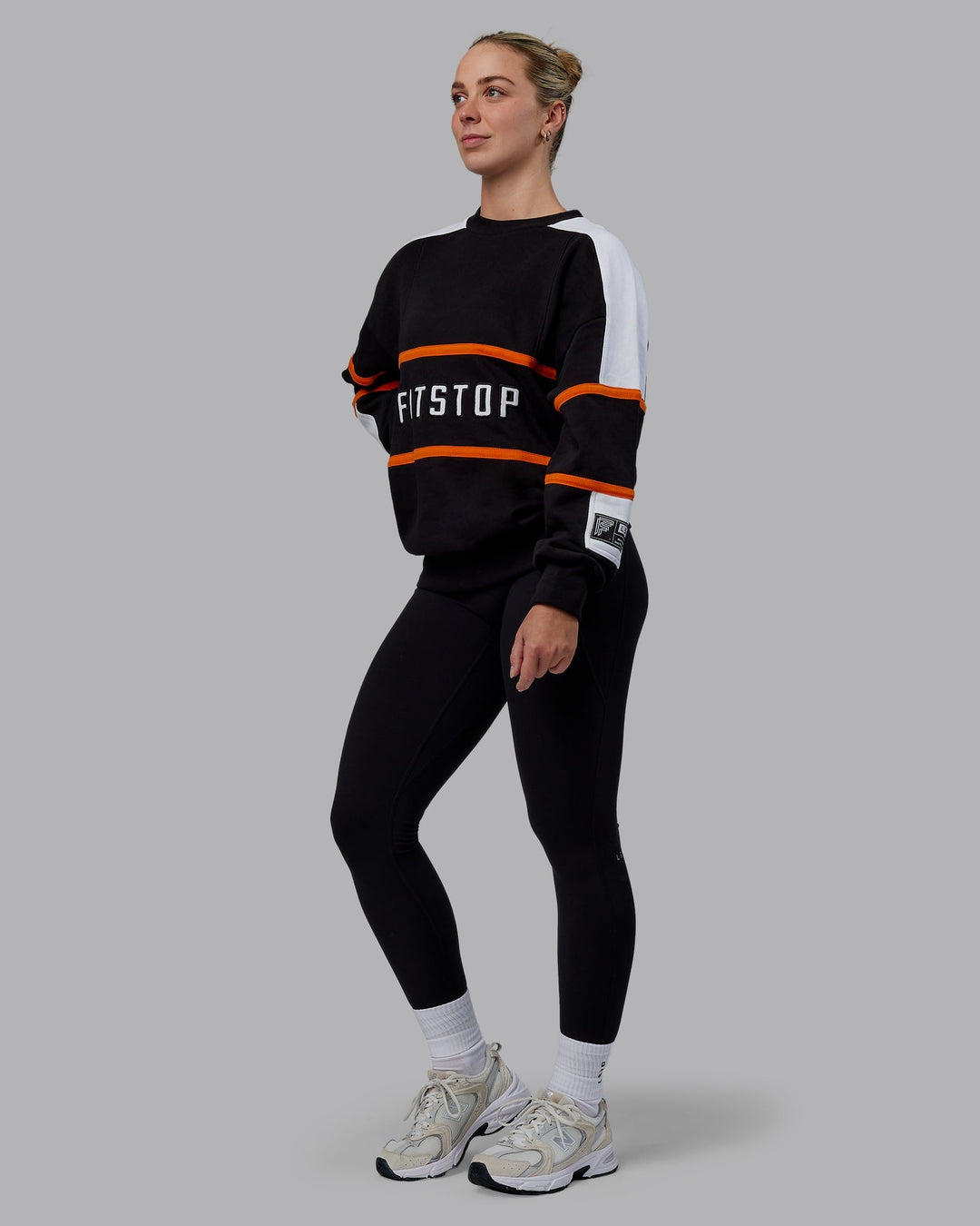 Woman wearing Unisex Fitstop Move More Sweater Oversize - Black-White