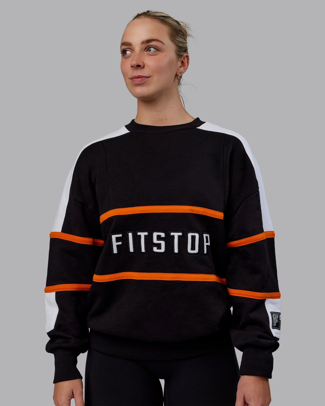 Woman wearing Unisex Fitstop Move More Sweater Oversize - Black-White