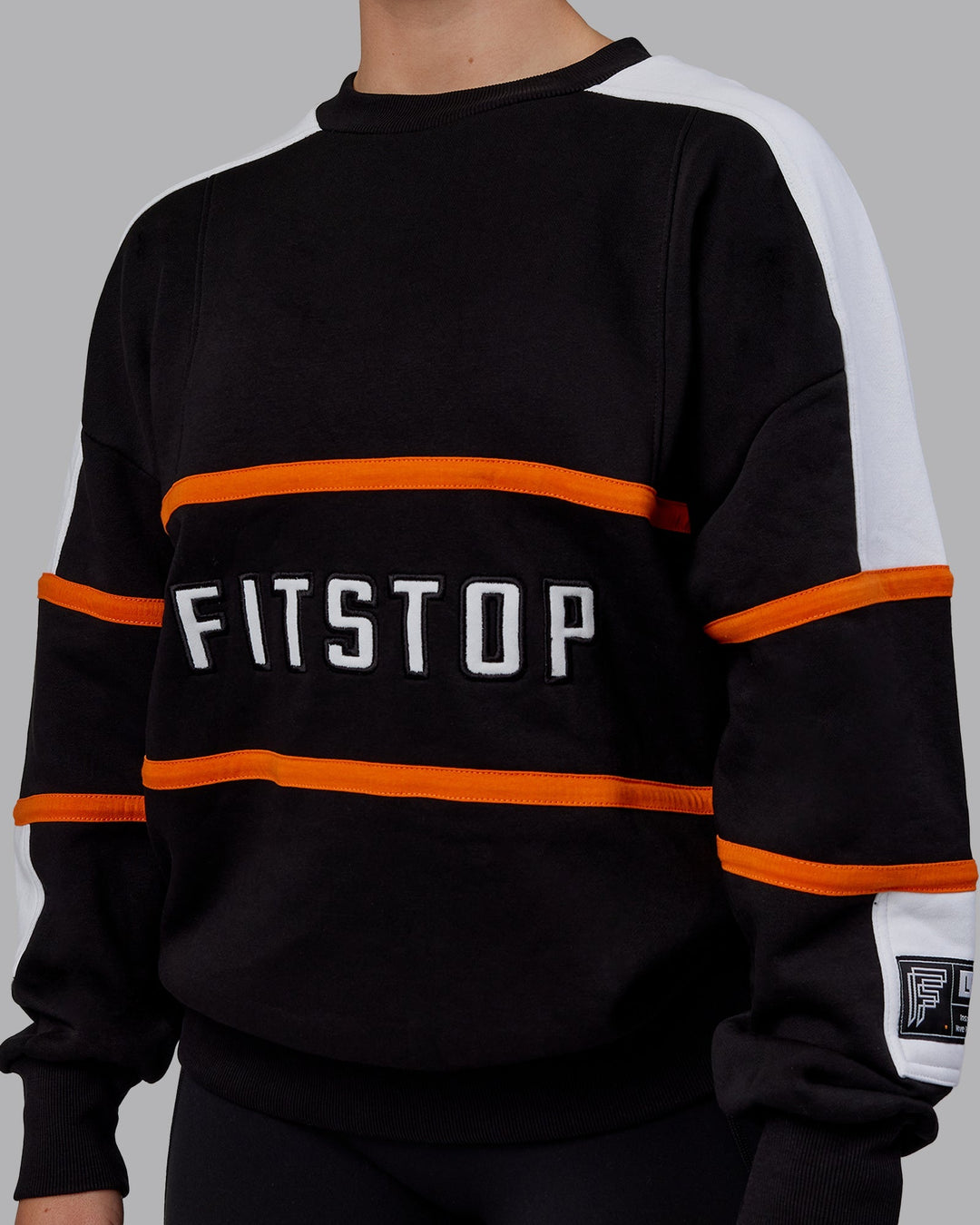 Woman wearing Unisex Fitstop Move More Sweater Oversize - Black-White