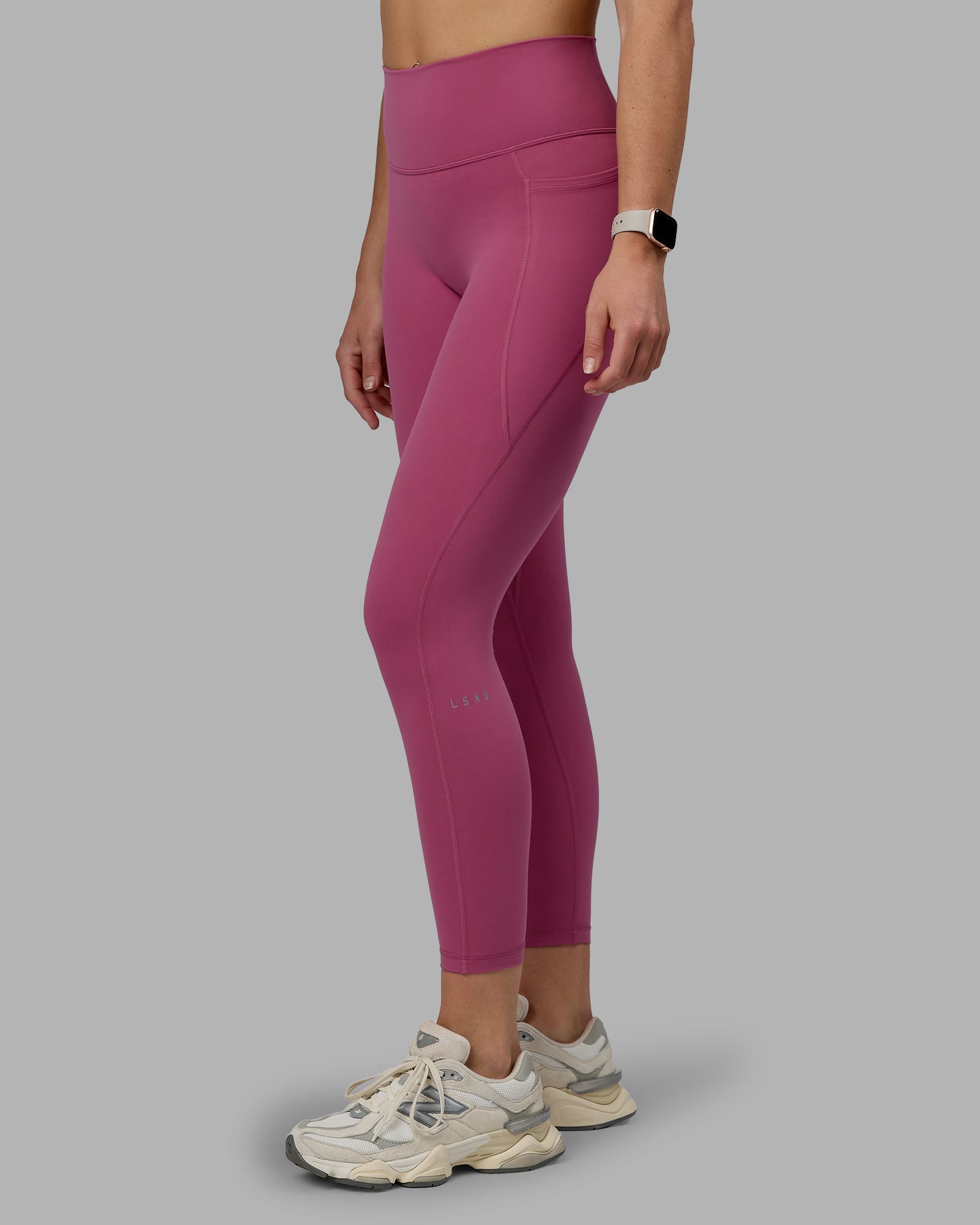 Woman wearing Fusion Ultra High-Rise 7/8 Legging Pockets - Mauve Haze | Model:Chloe | Size:XS