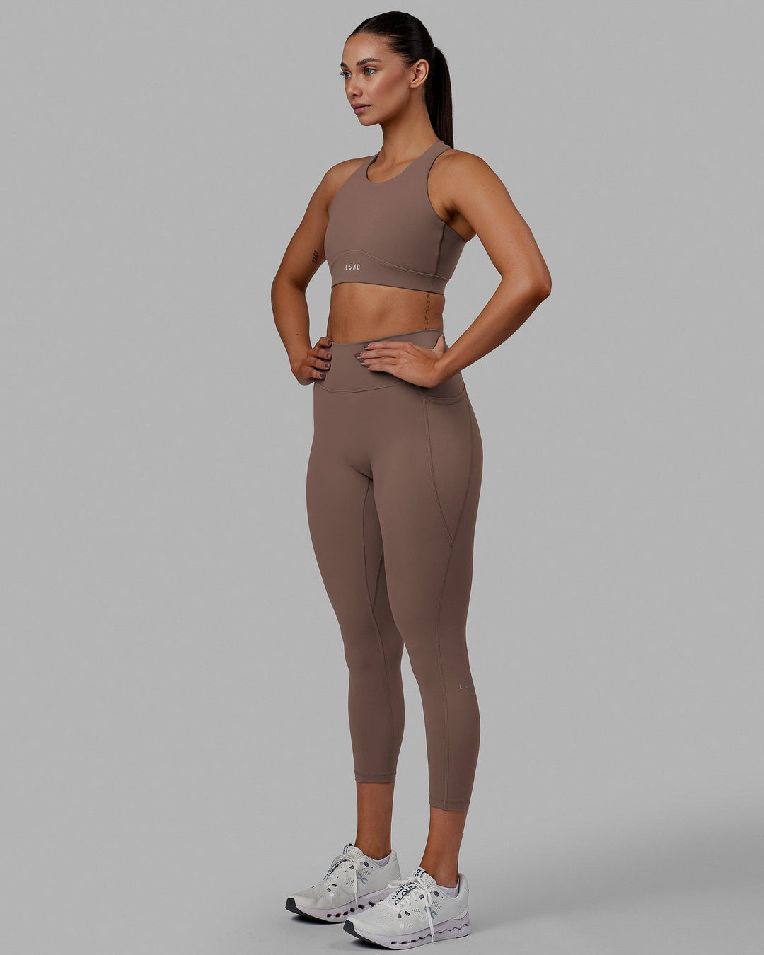 Woman wearing Fusion Ultra High-Rise 7/8 Legging Pockets - Deep Taupe | Model:Blaize | Size:S