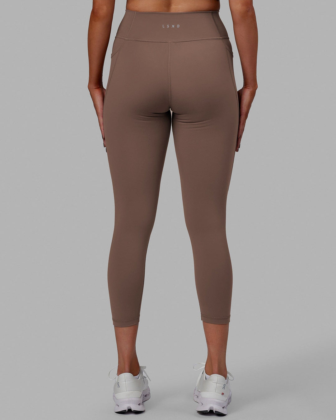 Woman wearing Fusion Ultra High-Rise 7/8 Legging Pockets - Deep Taupe | Model:Blaize | Size:S