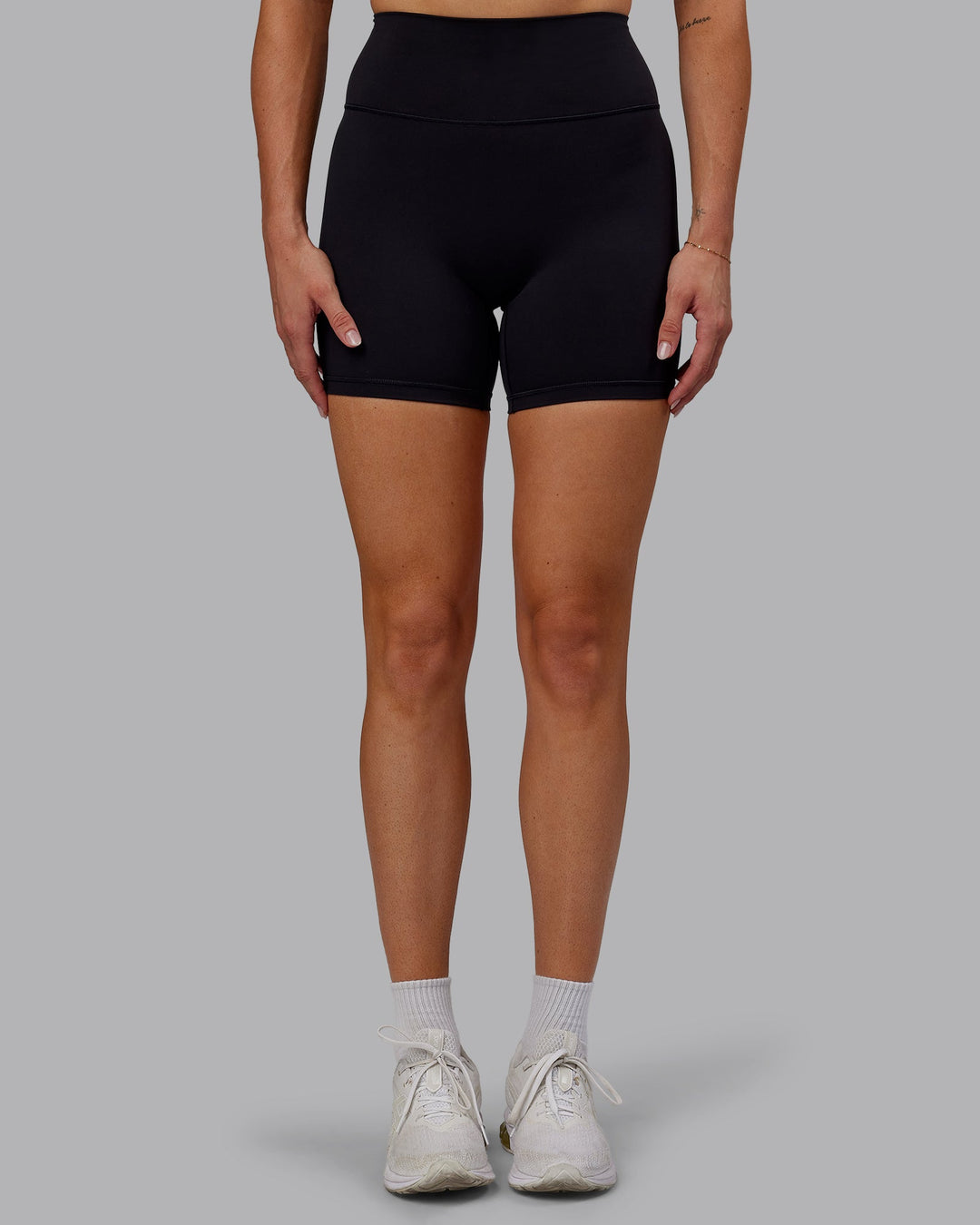 Woman wearing Fusion Mid Short Tights - Black No Pockets