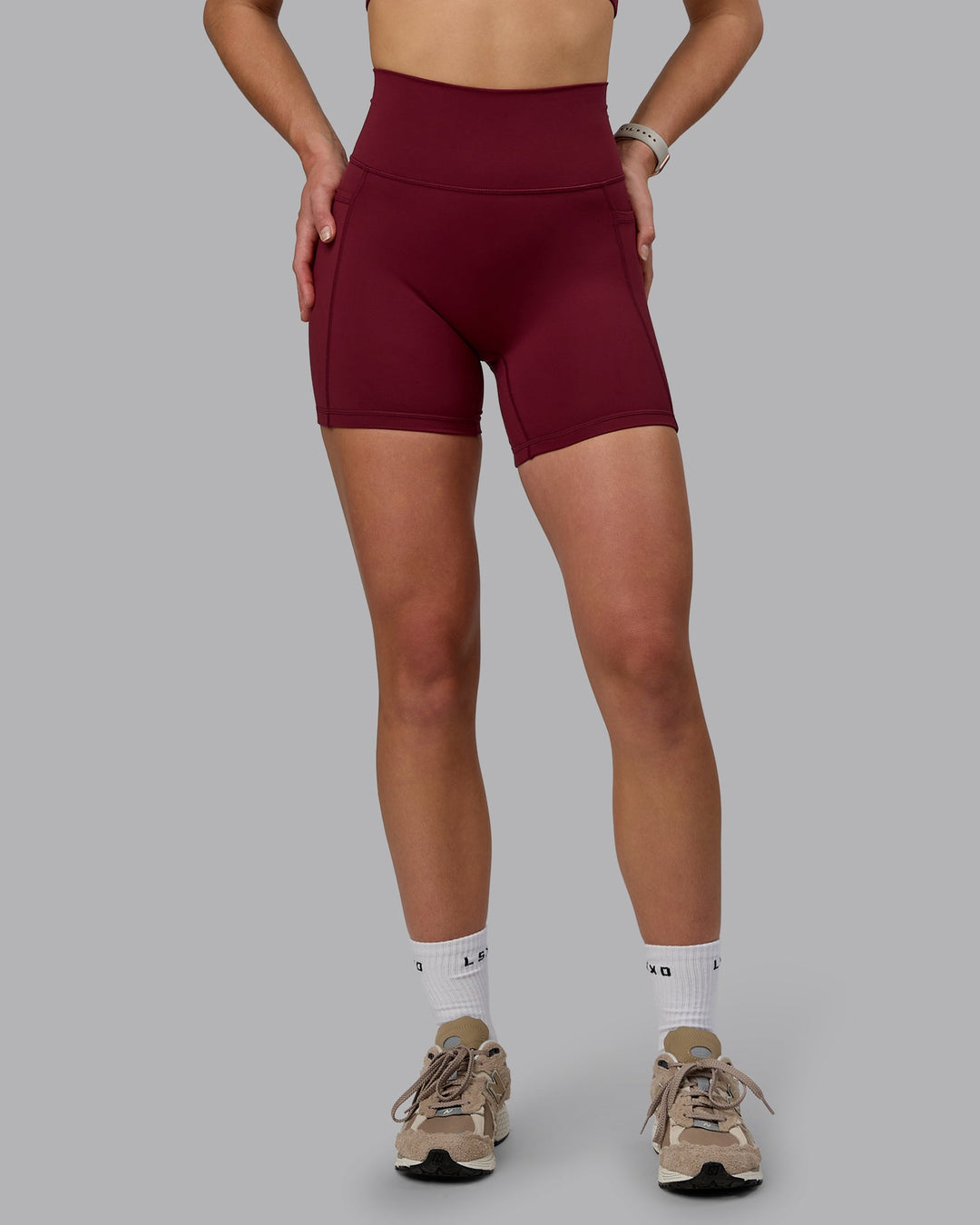 Woman wearing Fusion Mid Short Tights with Pockets - Cordovan