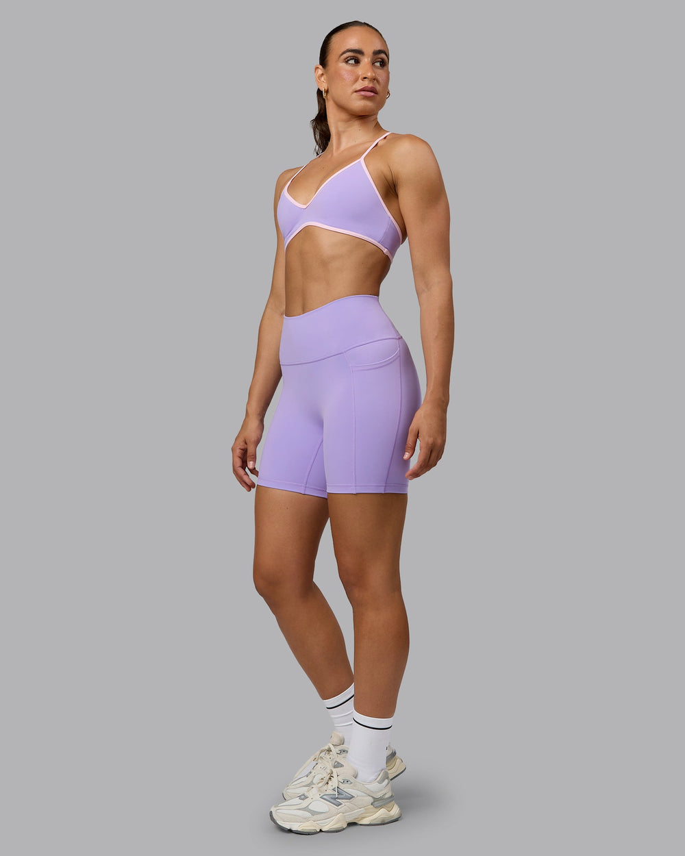 Woman wearing Fusion Mid Short Tights with Pockets - Pale Lilac