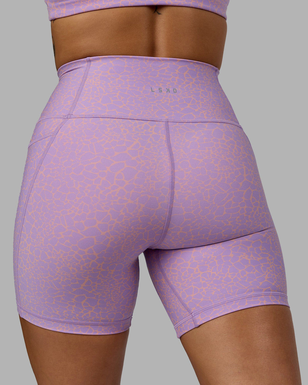 Woman wearing Fusion Mid Short Tights - Pale Lilac Vitality Print