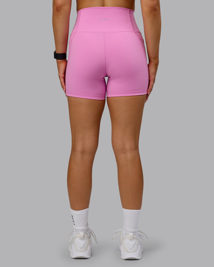 Woman wearing Fusion X-Short Tights - Spark Pink
