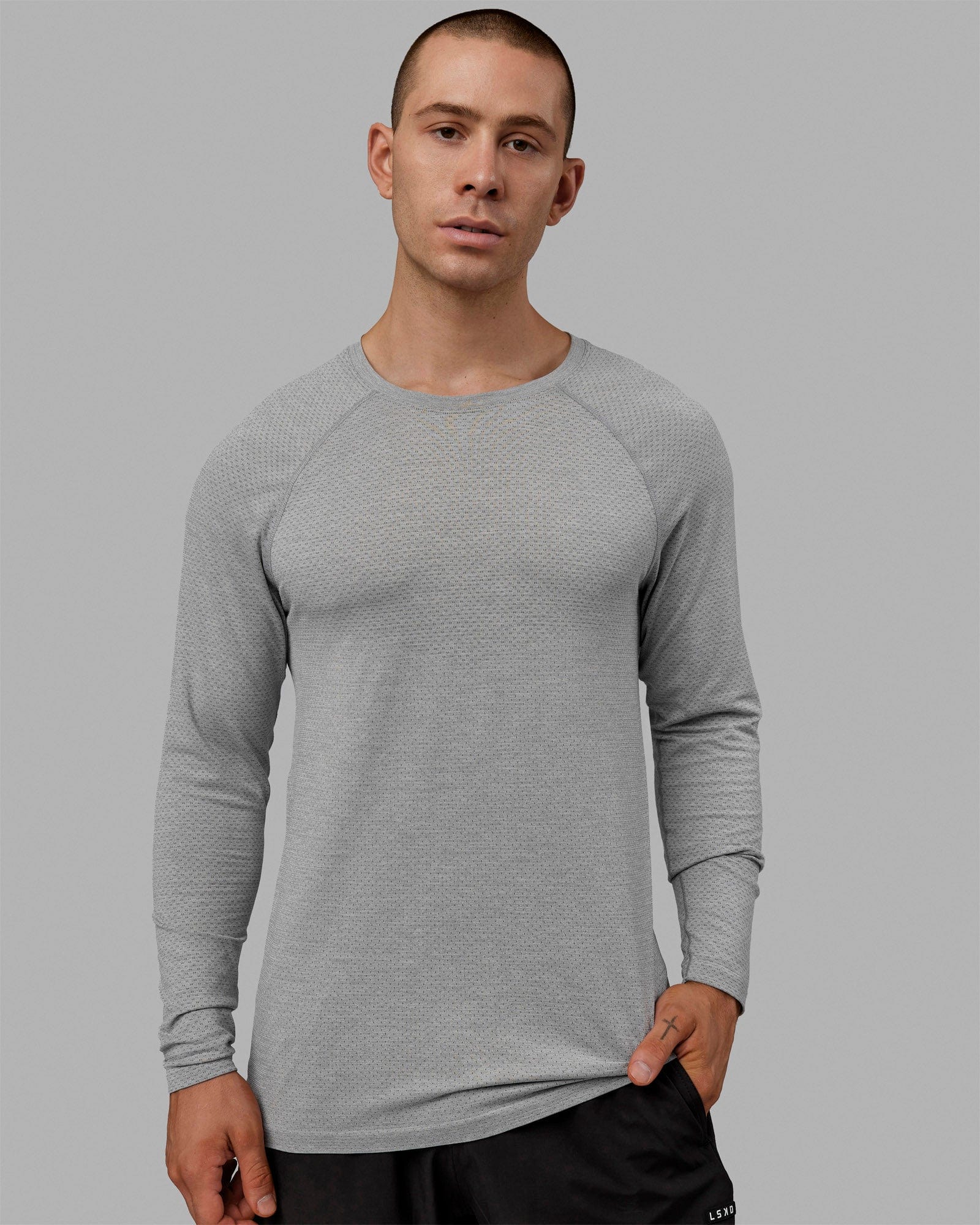 Man wearing AeroFLX+ Seamless Long Sleeve Tee - Lt Grey Marl