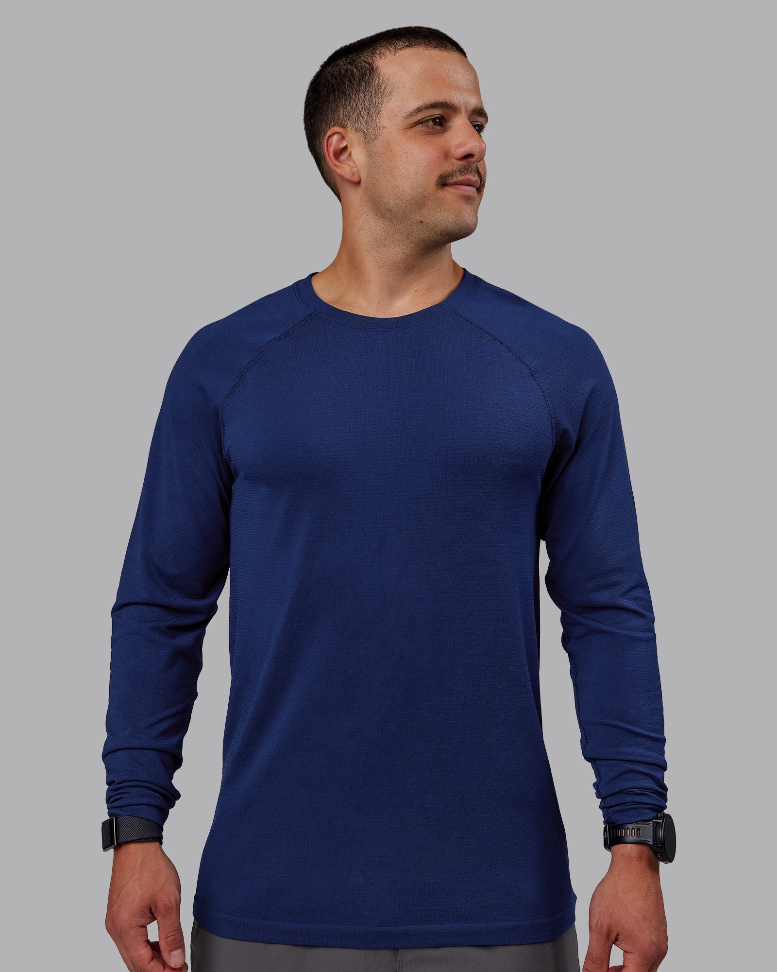Man wearing AeroFLX+ Seamless Long Sleeve Tee - Midnight Blue/Midnight Blue Marl