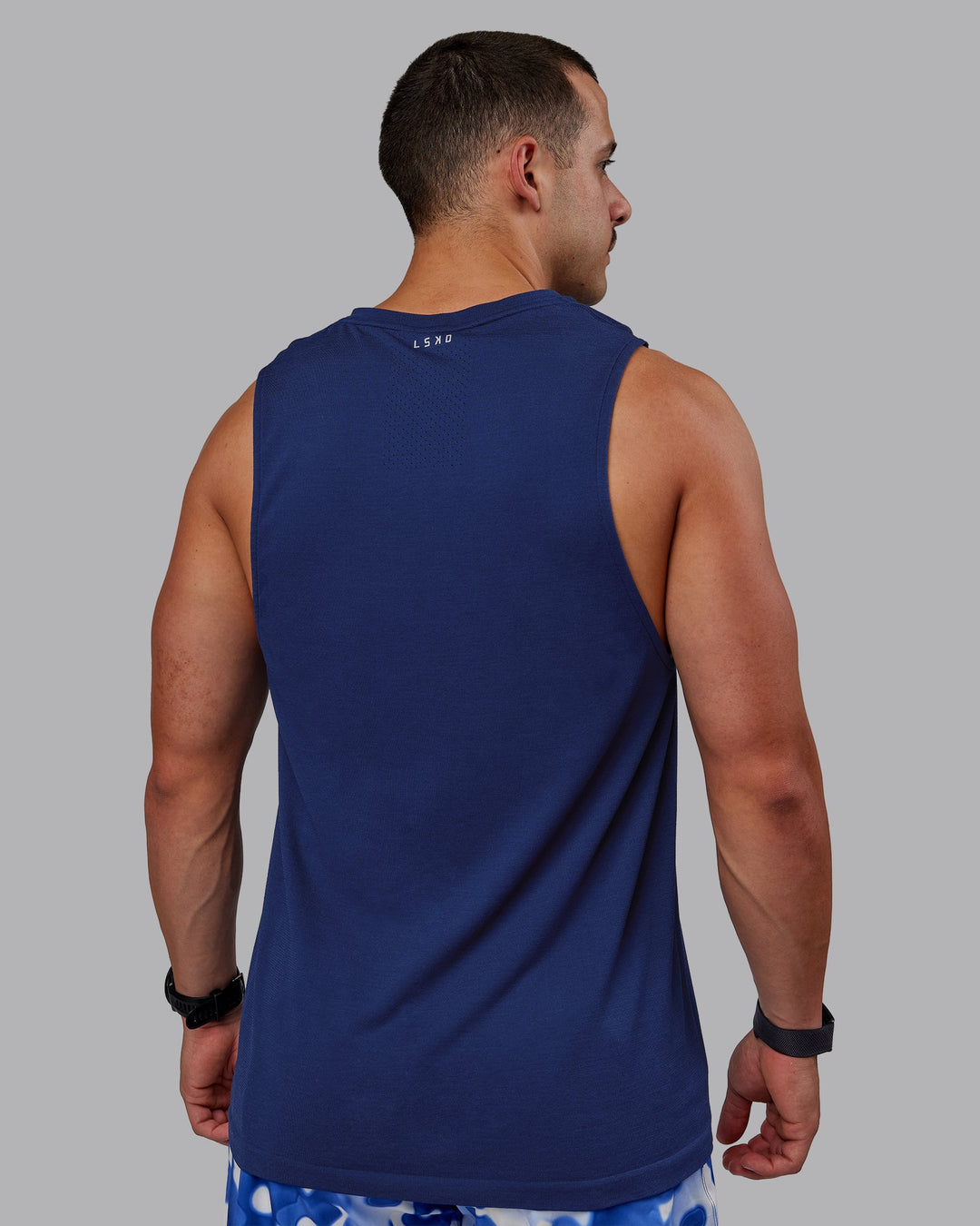 Man wearing AeroFLX+ Seamless Muscle Tank - Midnight Blue/Midnight Blue Marl