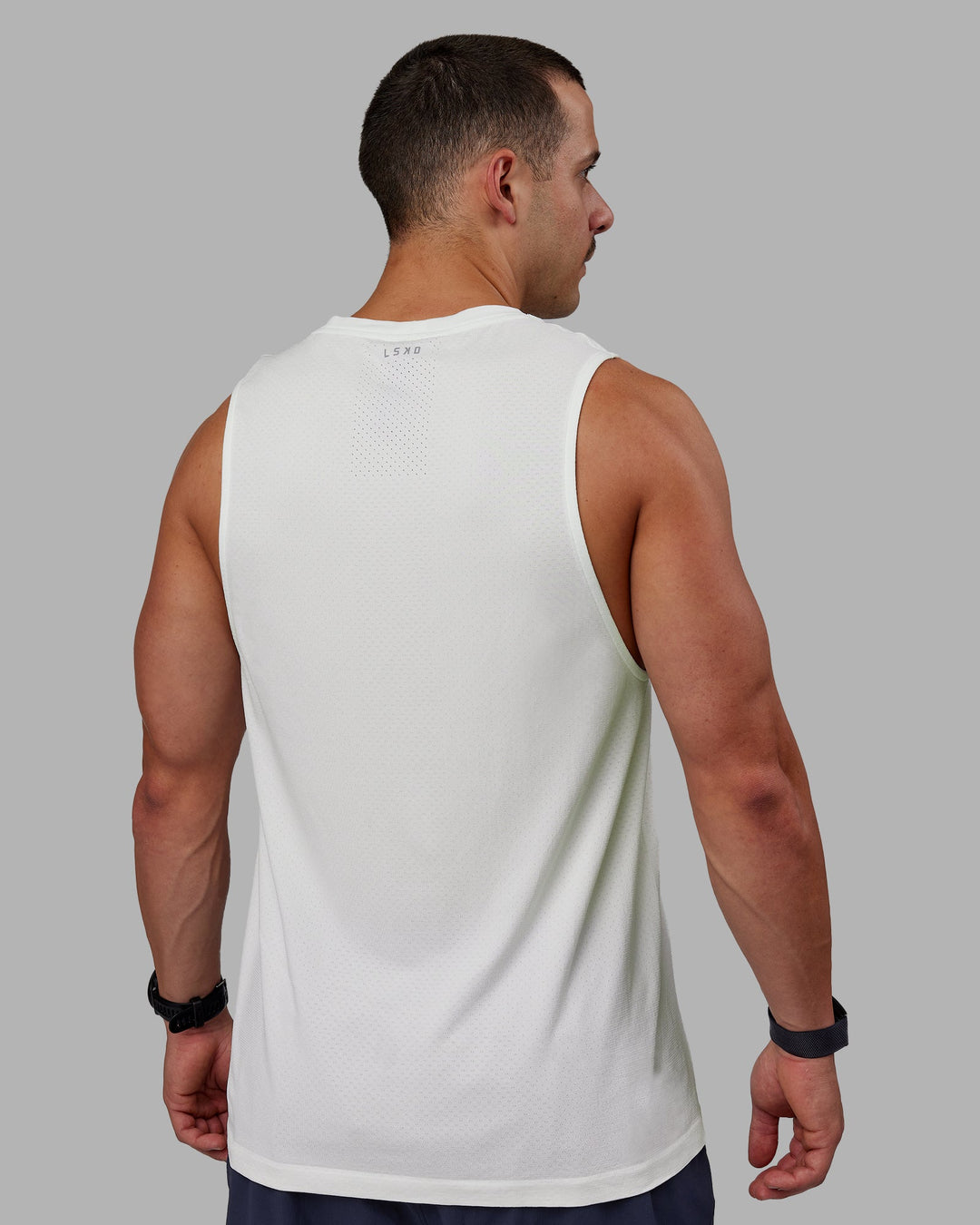 Man wearing AeroFLX+ Seamless Muscle Tank - Off White/Off White Marl