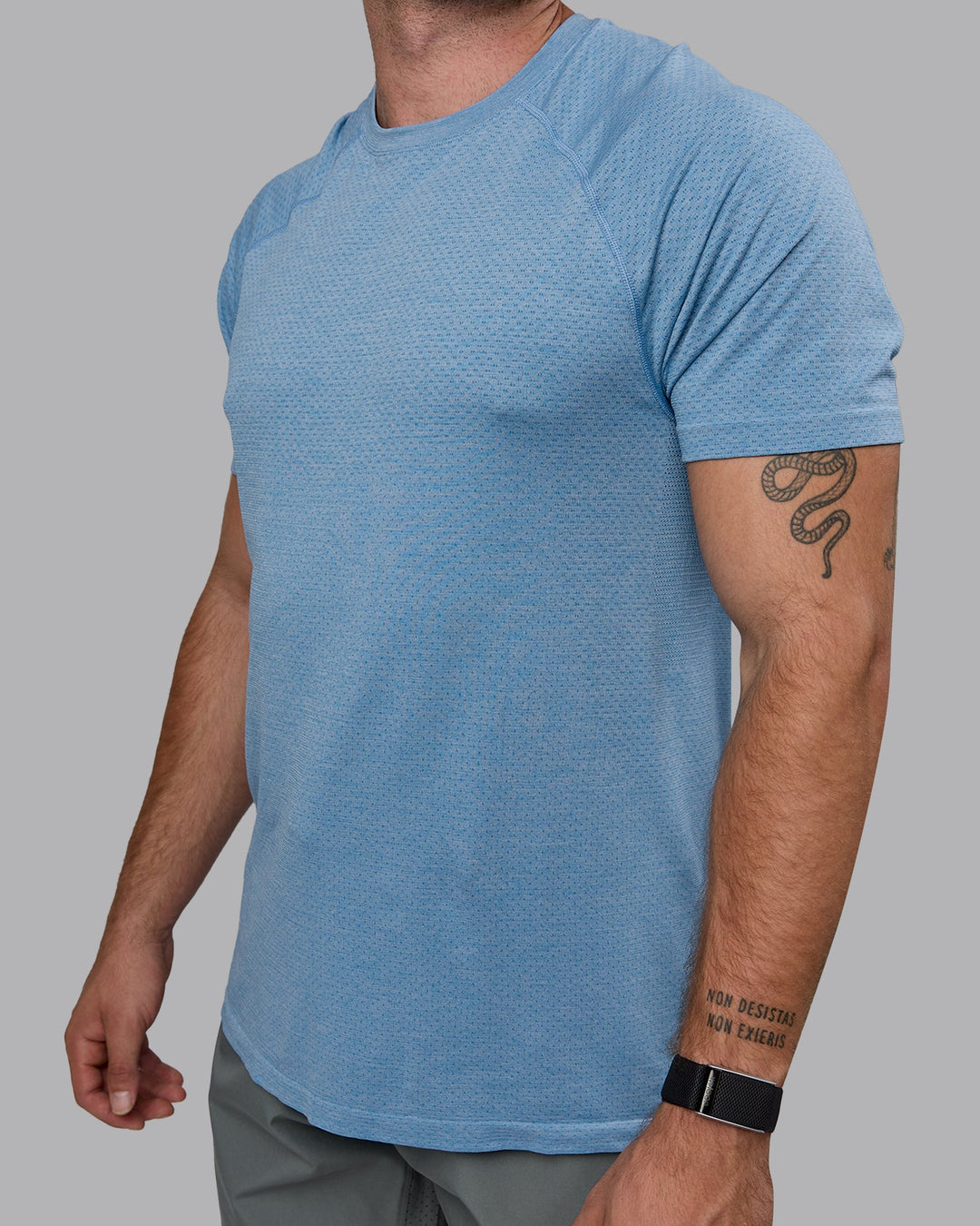 Man wearing AeroFLX+ Seamless Tee - Elemental Blue/Ice Blue