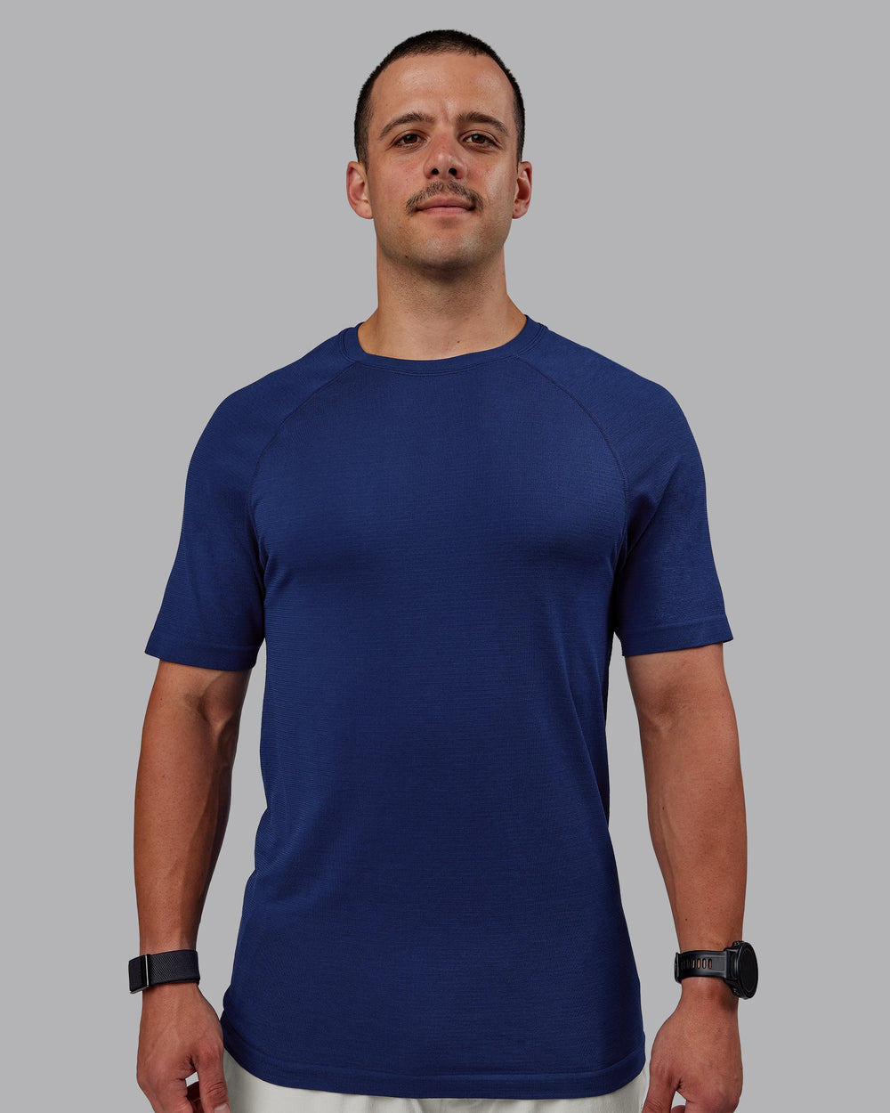 Man wearing AeroFLX+ Seamless Tee - Midnight Blue/Midnight Blue Marl