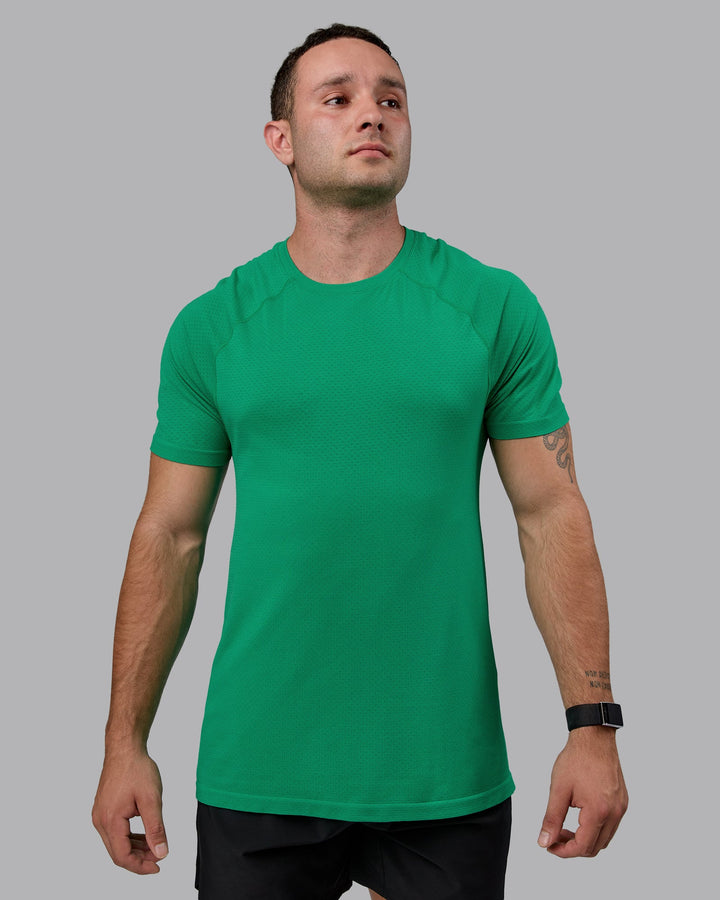 Man wearing AeroFLX+ Seamless Tee - Pepper Green/Impact Green
