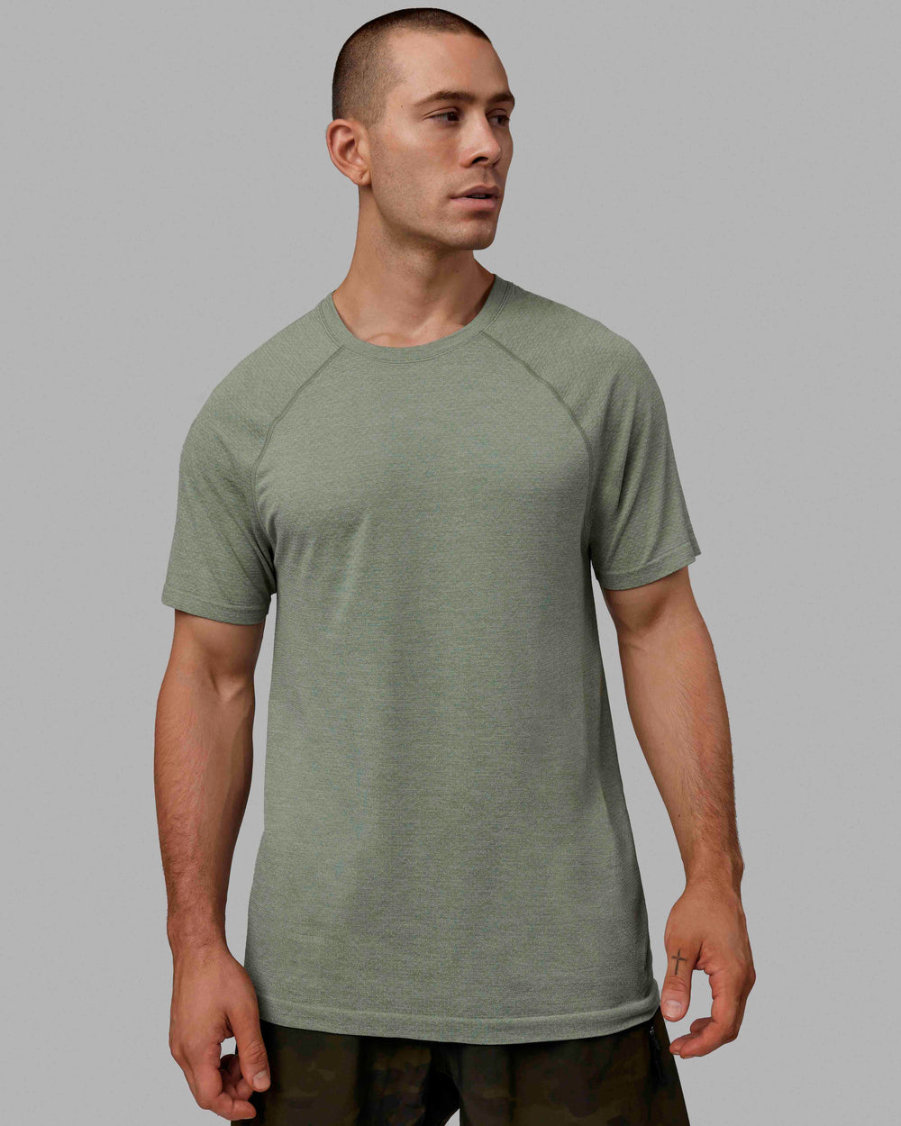 Man wearing AeroFLX+ Seamless Tee - Iceberg Green Marl