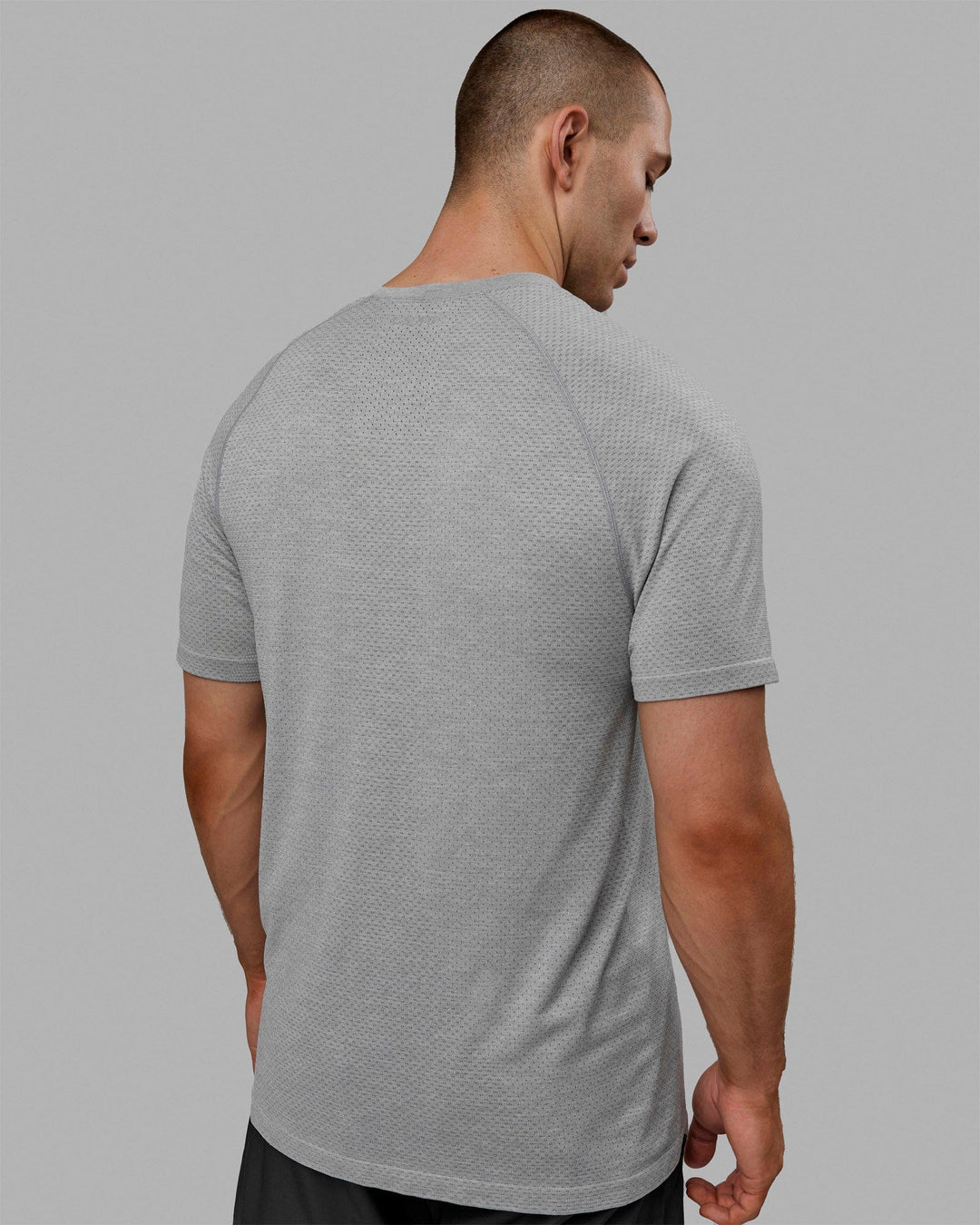 Man wearing AeroFLX+ Seamless Tee - Lt Grey Marl