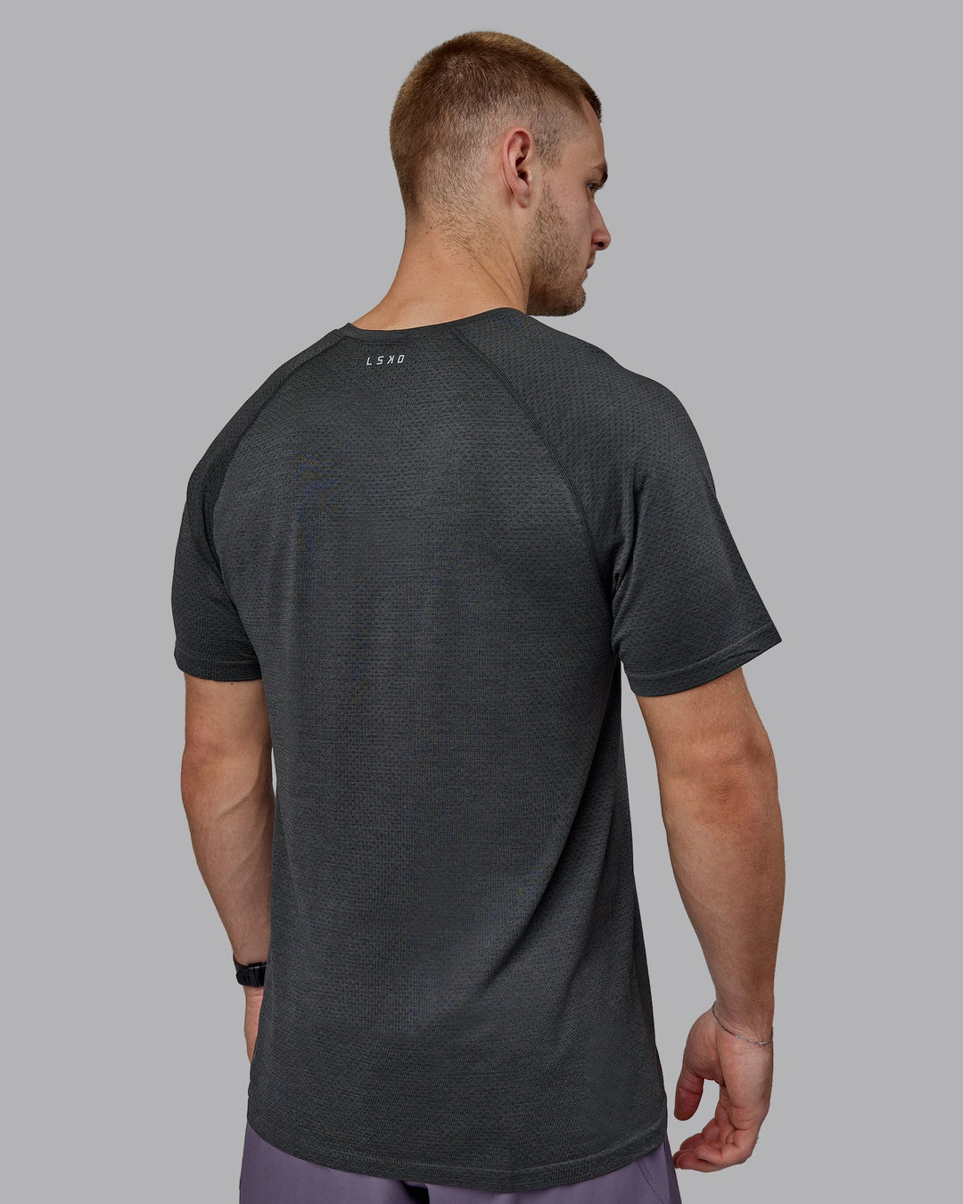 Man wearing AeroFLX+ Seamless Tee - Pirate Black Marl