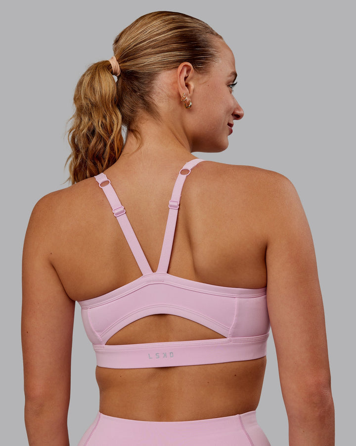 Woman wearing Momentum Sports Bra D/DD/E - Marshmallow
