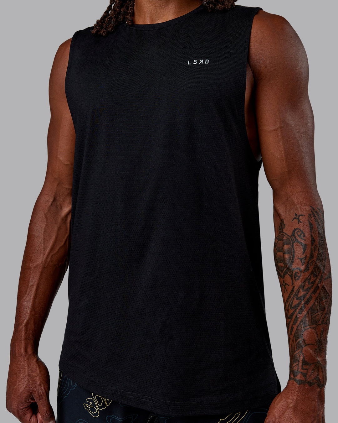 Man wearing Patty Mills Perform VapourFLX Muscle Tank - Black Reflective