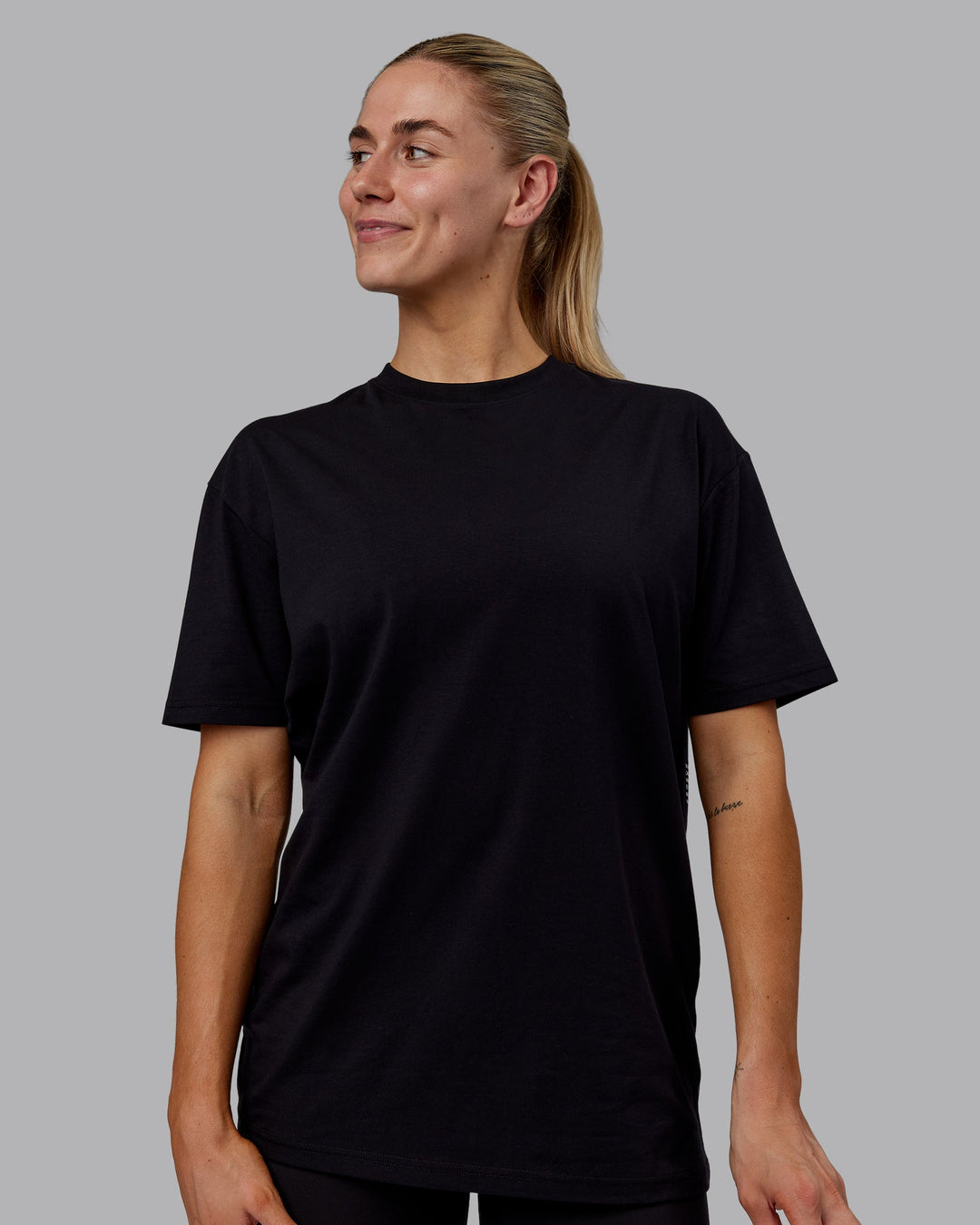 Woman wearing Sara GET ÆTLA SKAL Unisex FLXCotton Oversize Tee - Black-White