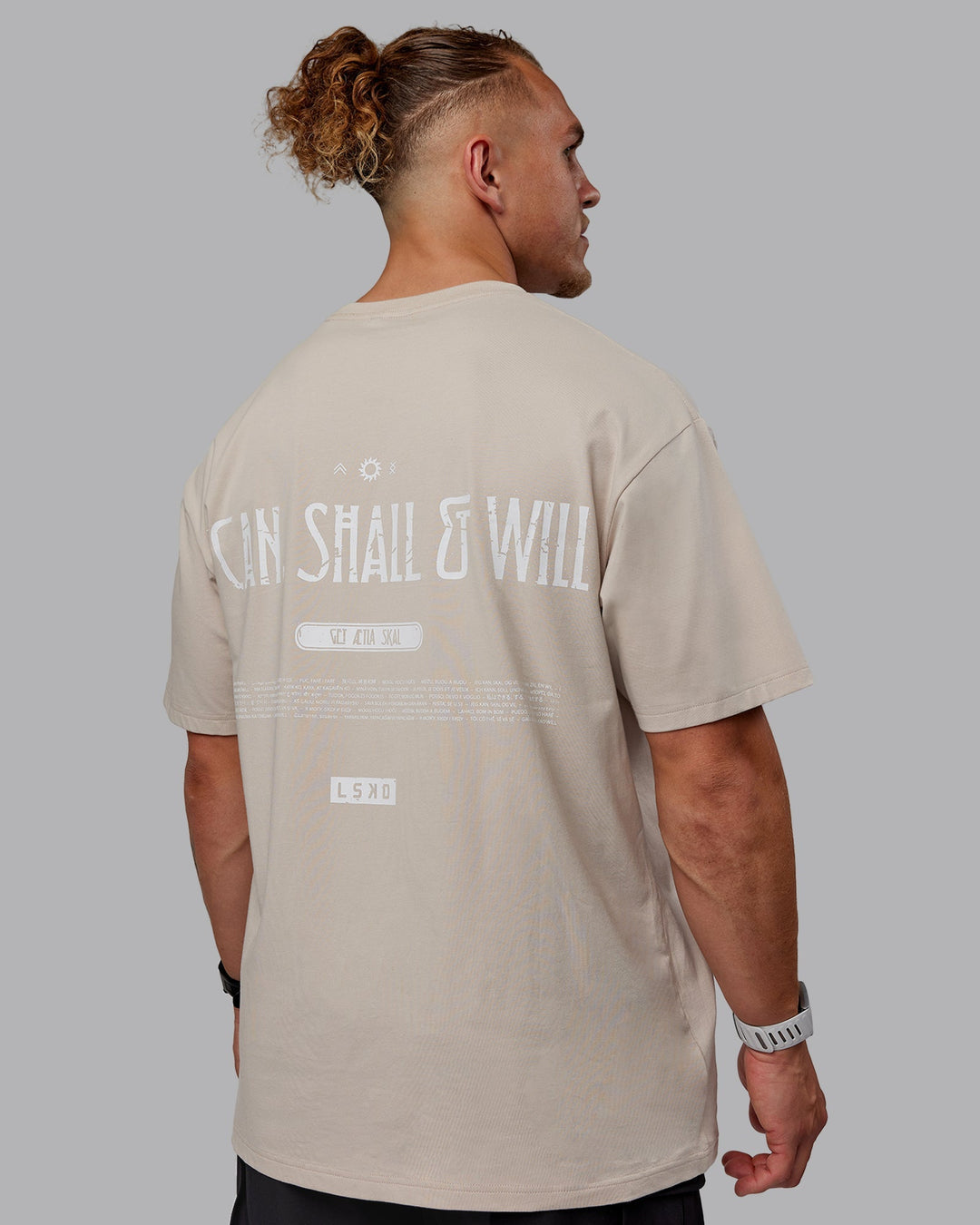 Man wearing Sara I Can Shall &amp; Will FLXCotton Tee Oversize - Shale Beige-White