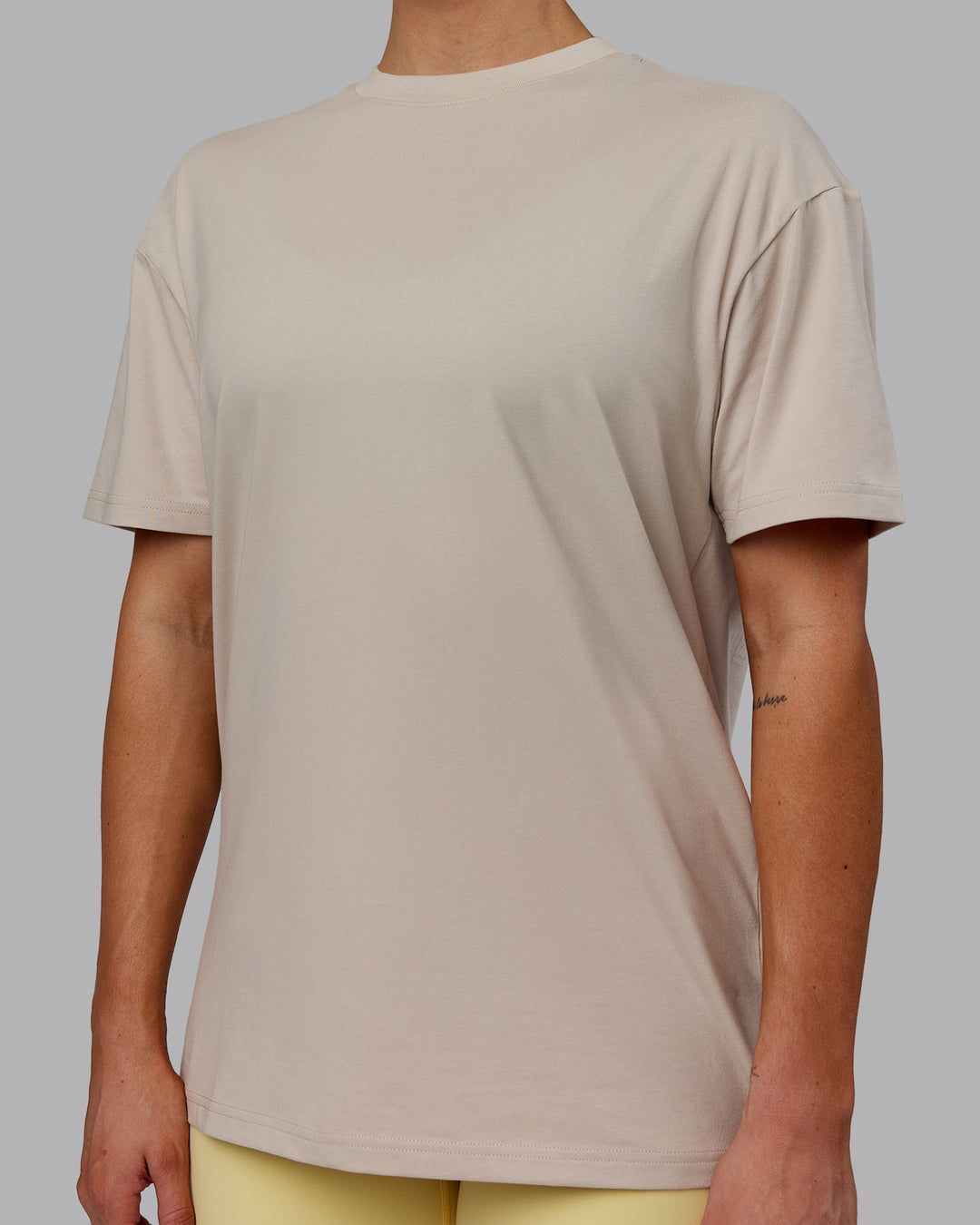 Woman wearing Sara I Can Shall &amp; Will FLXCotton Tee Oversize - Shale Beige-White