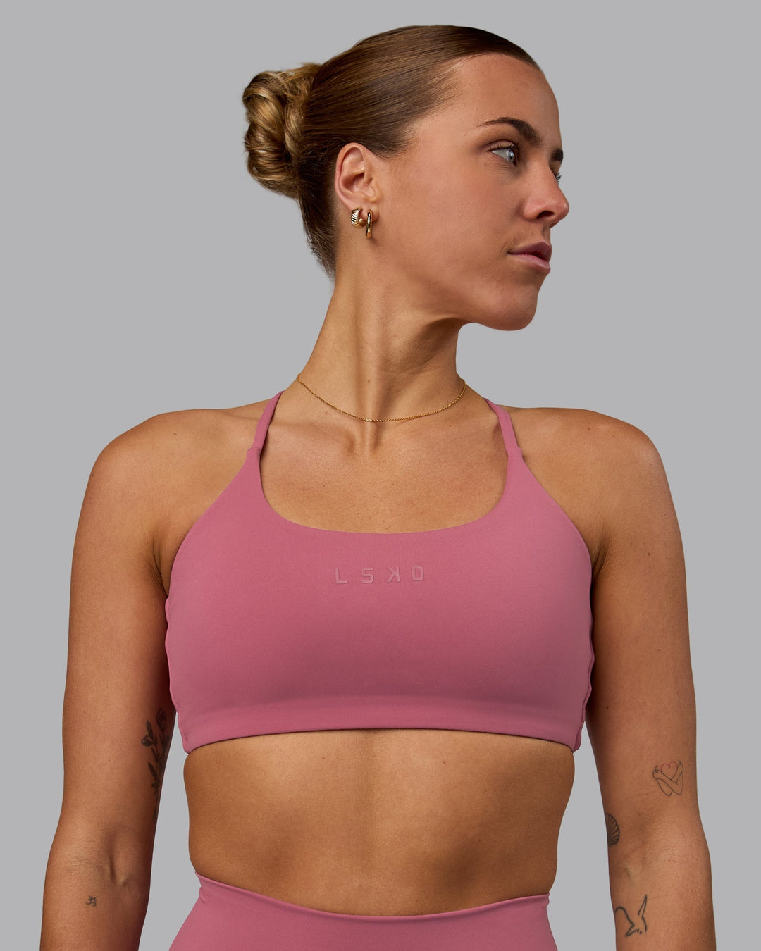 Woman wearing Twist Sports Bra - Mauve Haze