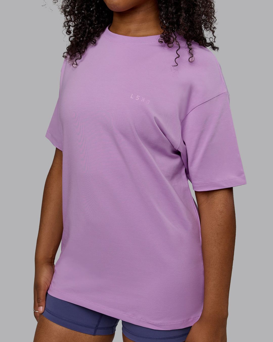 Woman wearing Unisex Deluxe PimaFLX Tee Oversize - Light Violet