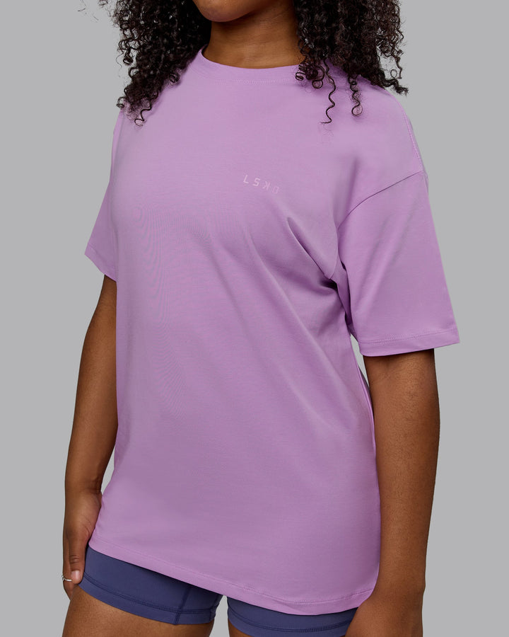 Woman wearing Unisex Deluxe PimaFLX Tee Oversize - Light Violet
