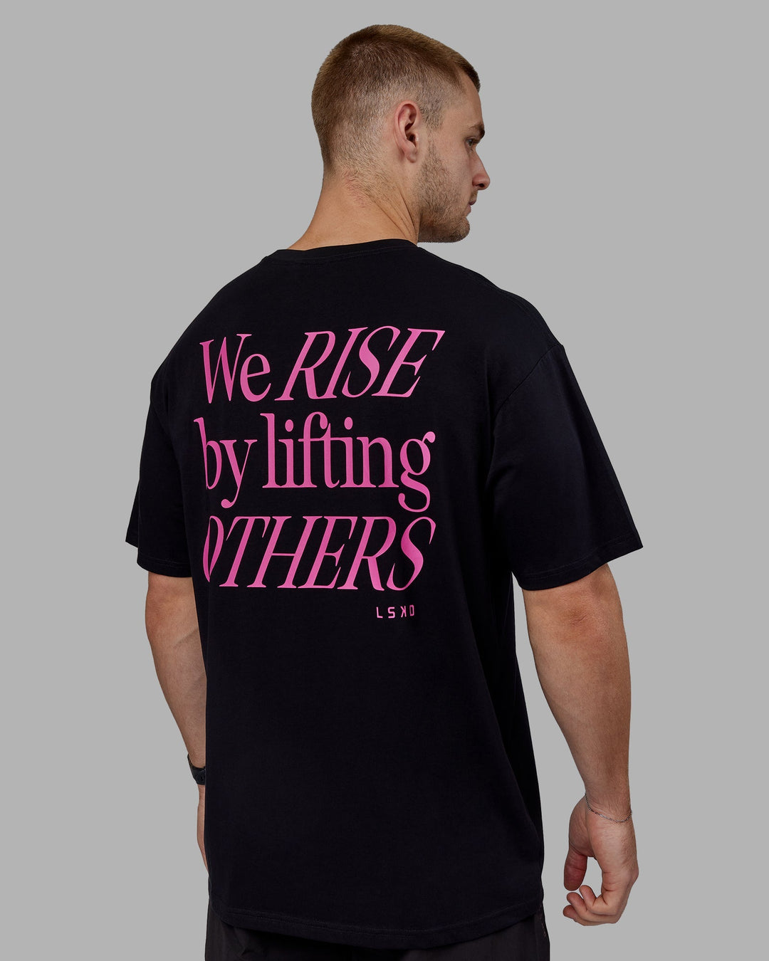 Man wearing Unisex Lift-Up FLXCotton Tee Oversize - Black-Fuschia Pink