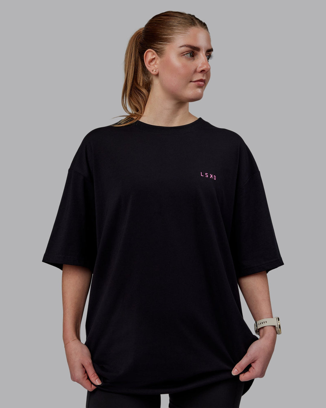 Woman wearing Unisex Lift-Up FLXCotton Tee Oversize - Black-Fuschia Pink