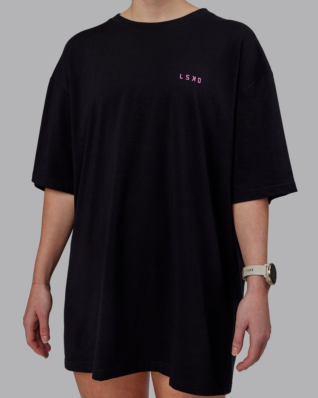 WOman wearing Unisex Lift-Up FLXCotton Tee Oversize - Black-Fuschia Pink