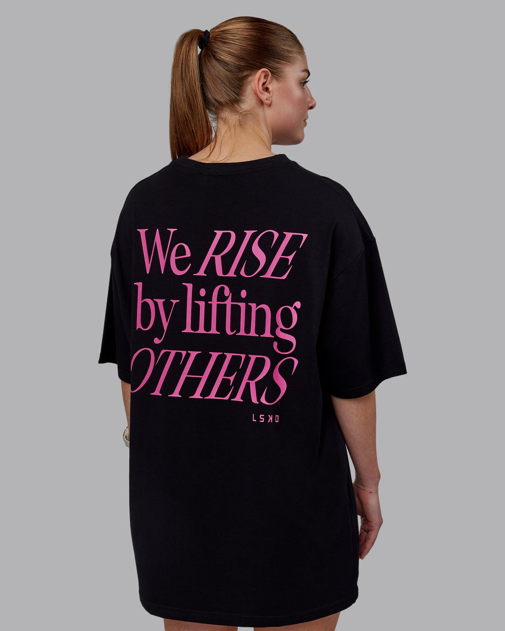 Woman wearing Unisex Lift-Up FLXCotton Tee Oversize - Black-Fuschia Pink