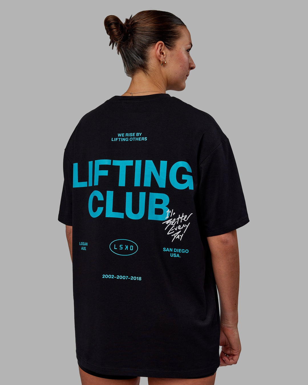 Woman wearing Unisex Lifting Club FLXCotton Tee Oversize - Black-Blue Bird