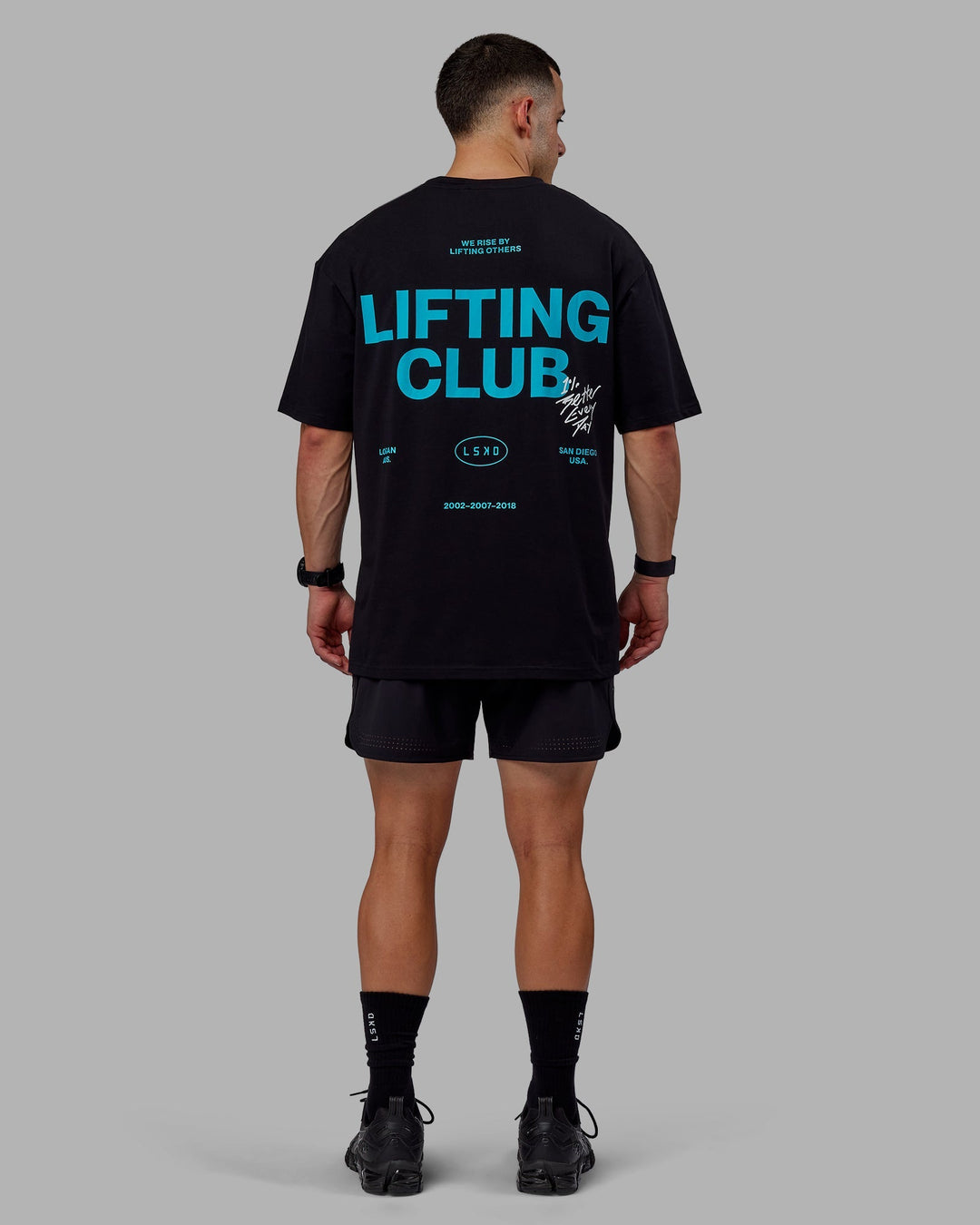 Man wearing Unisex Lifting Club FLXCotton Tee Oversize - Black-Blue Bird