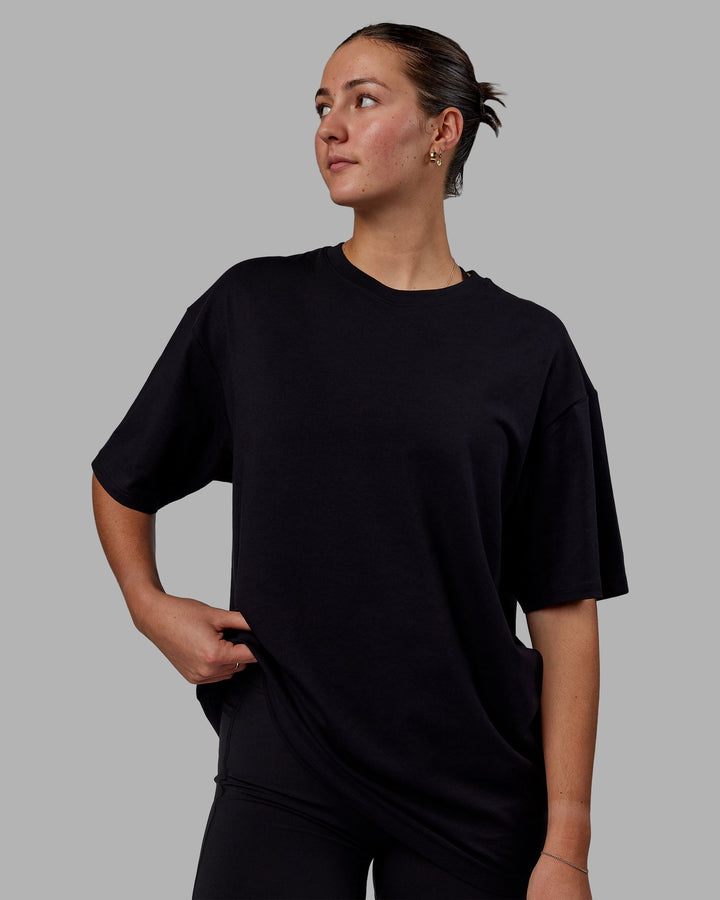 Woman wearing Unisex Lifting Club FLXCotton Tee Oversize - Black-Blue Bird
