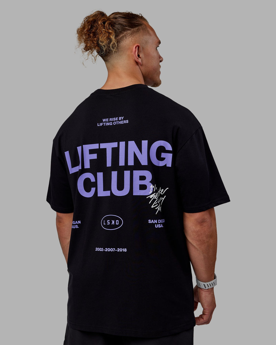 Man wearing Unisex Lifting Club FLXCotton Tee Oversize - Black-Dahlia Purple