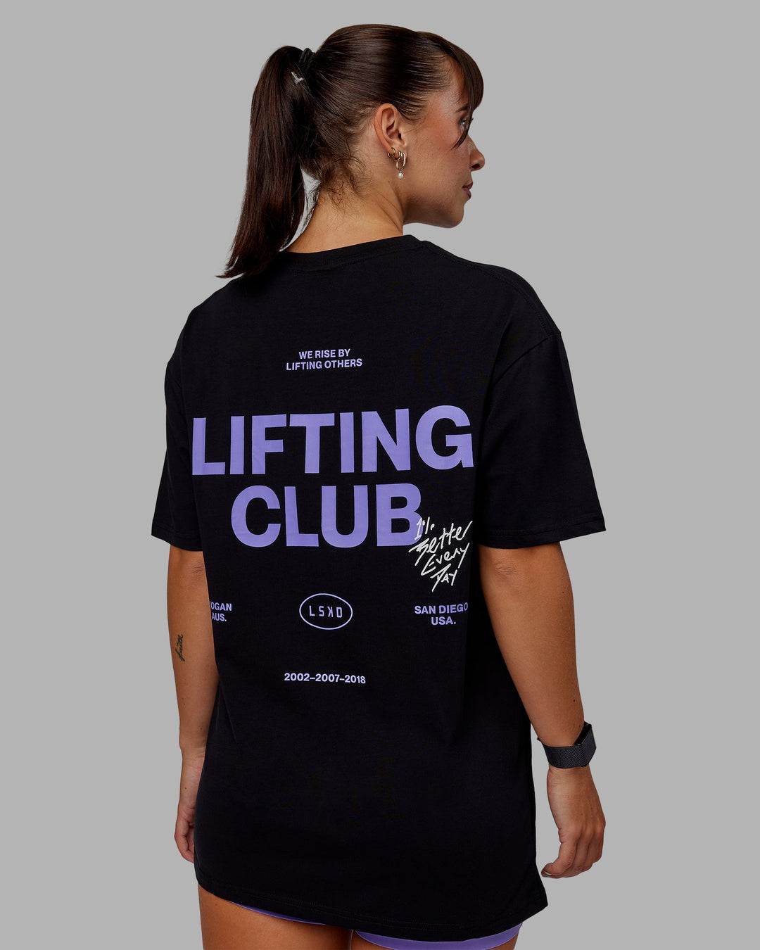 Woman wearing Unisex Lifting Club FLXCotton Tee Oversize - Black-Dahlia Purple