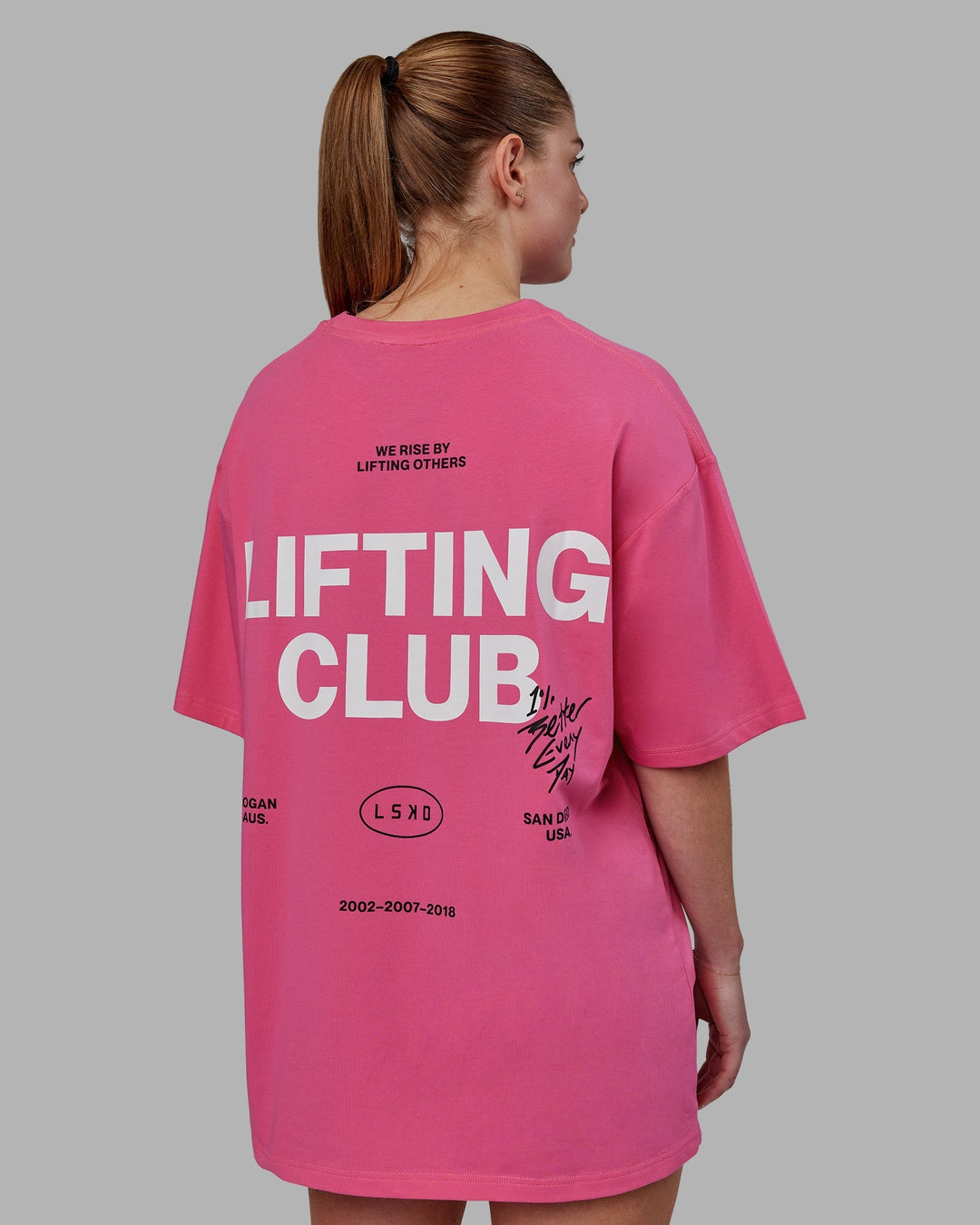 Woman wearing Unisex Lifting Club FLXCotton Tee Oversize - Carmine Rose-White