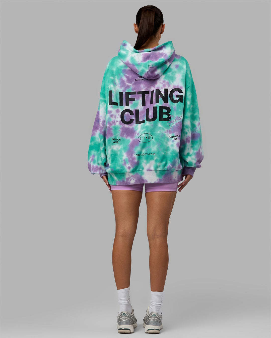 Woman wearing Unisex Lifting Club Hoodie Oversize - Cockatoo-Tie Dye