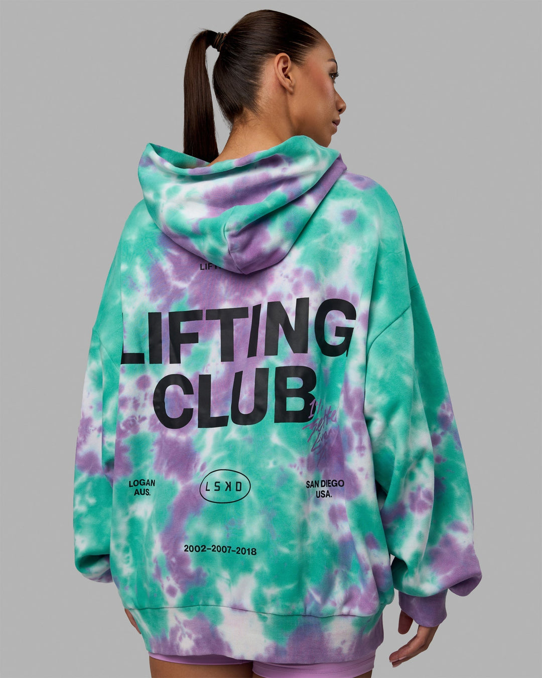 Woman wearing Unisex Lifting Club Hoodie Oversize - Cockatoo-Tie Dye