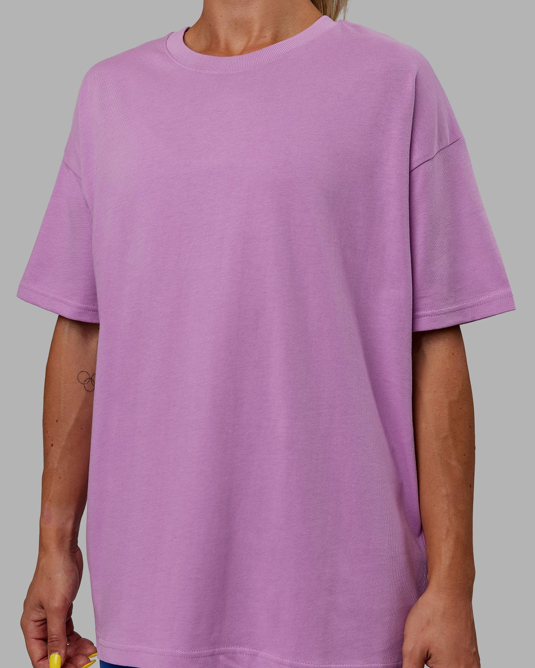 Woman wearing Unisex Pressure Heavyweight Tee Oversize - Light Violet-White