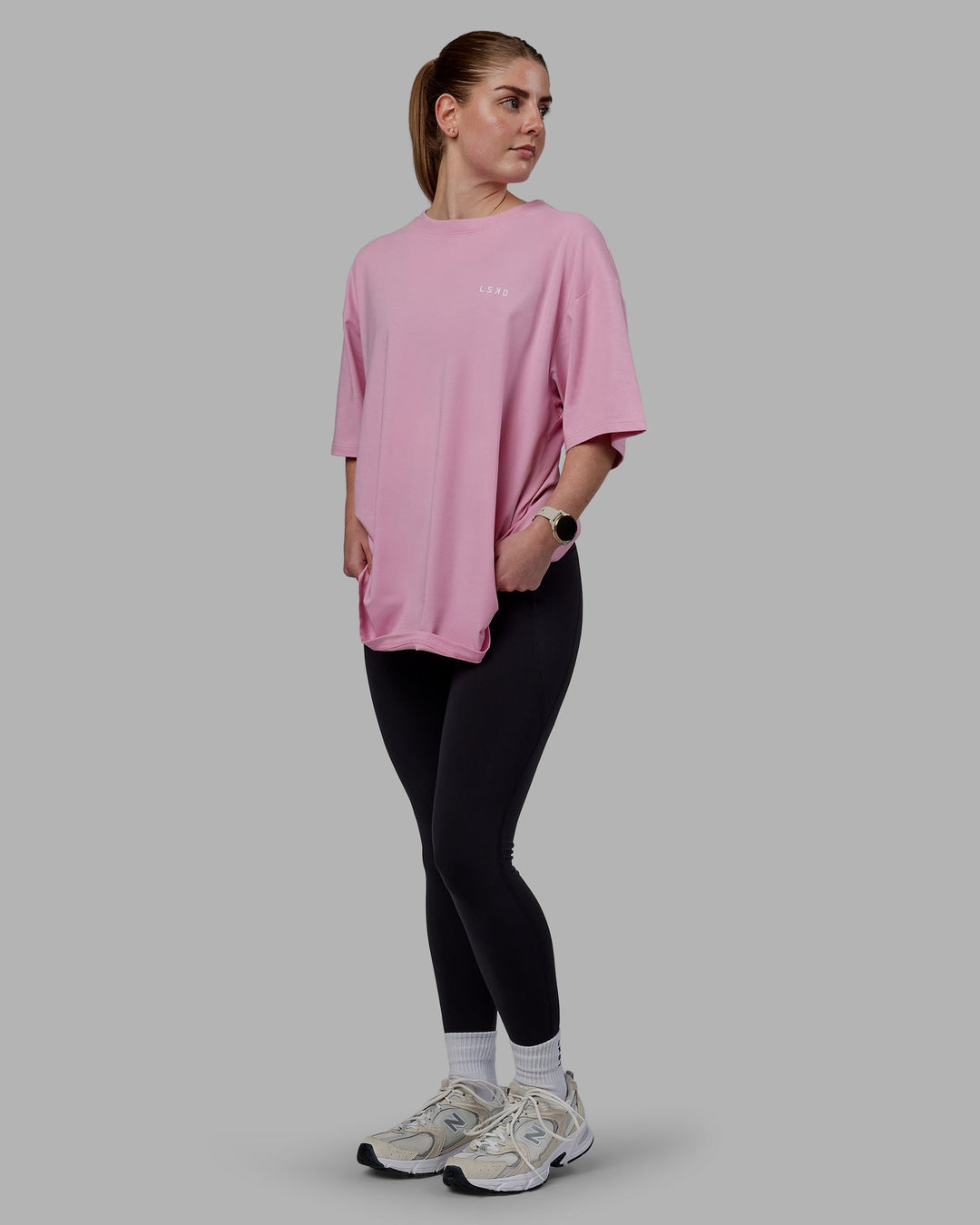 Woman wearing Unisex VS1 FLXCotton Tee Oversize - Bubblegum-White